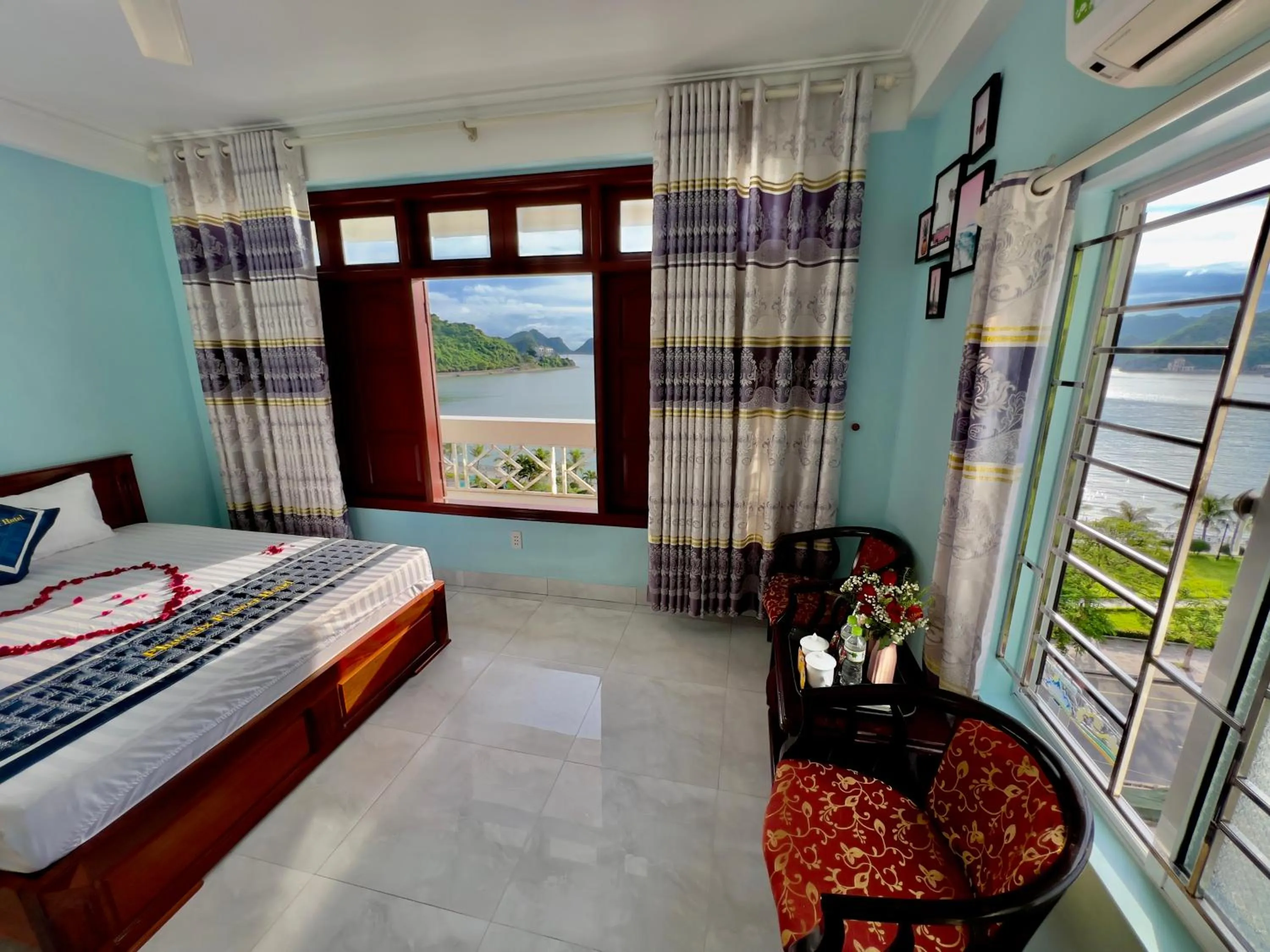 Bed in Phoenix Flower Hotel