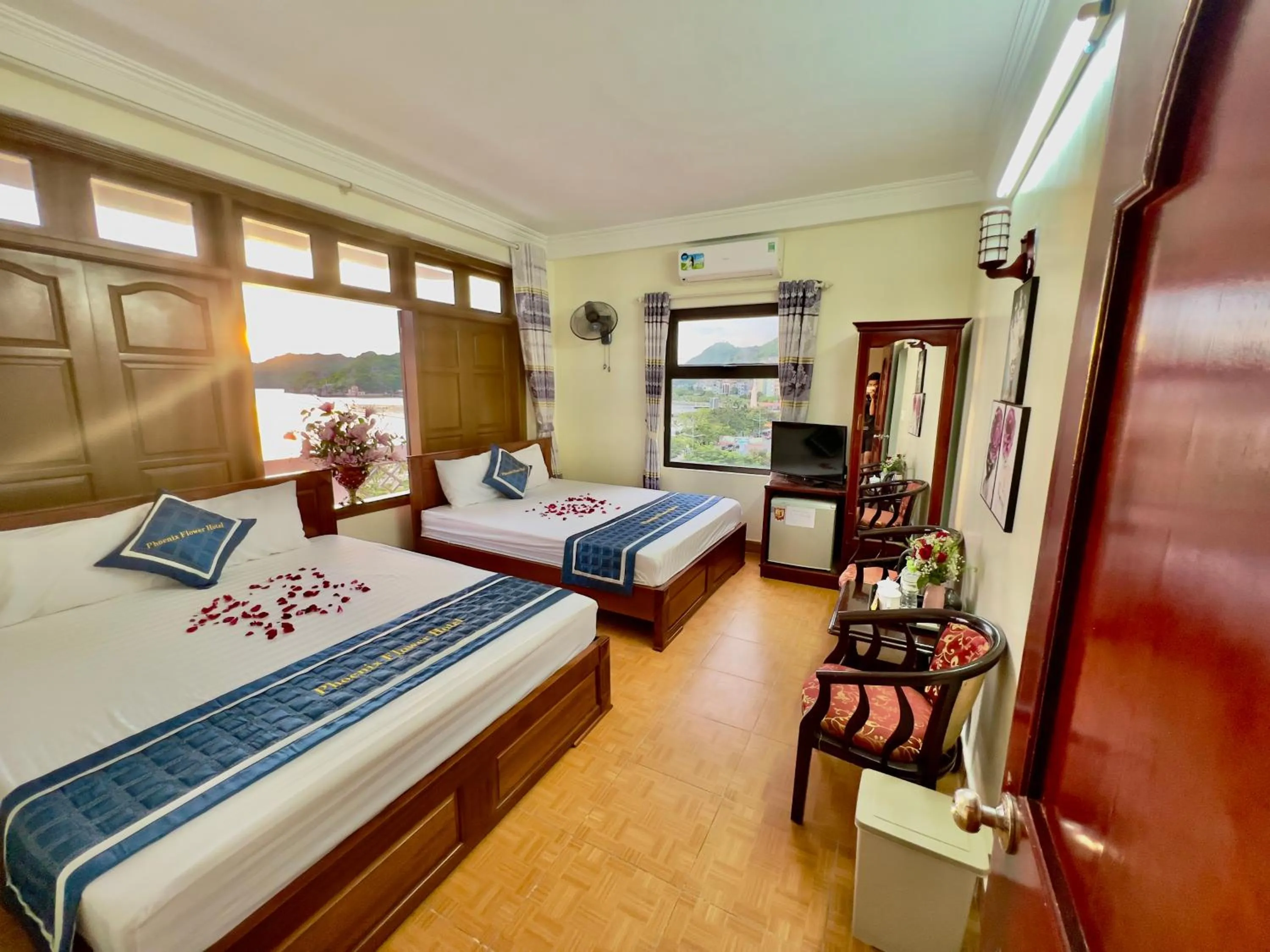 Bed in Phoenix Flower Hotel