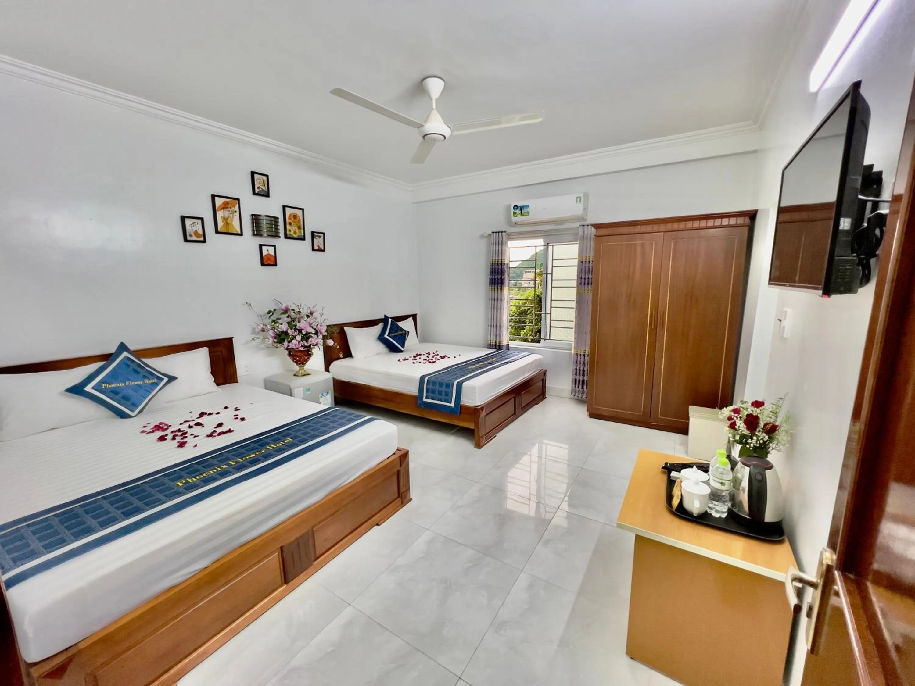 Bed in Phoenix Flower Hotel