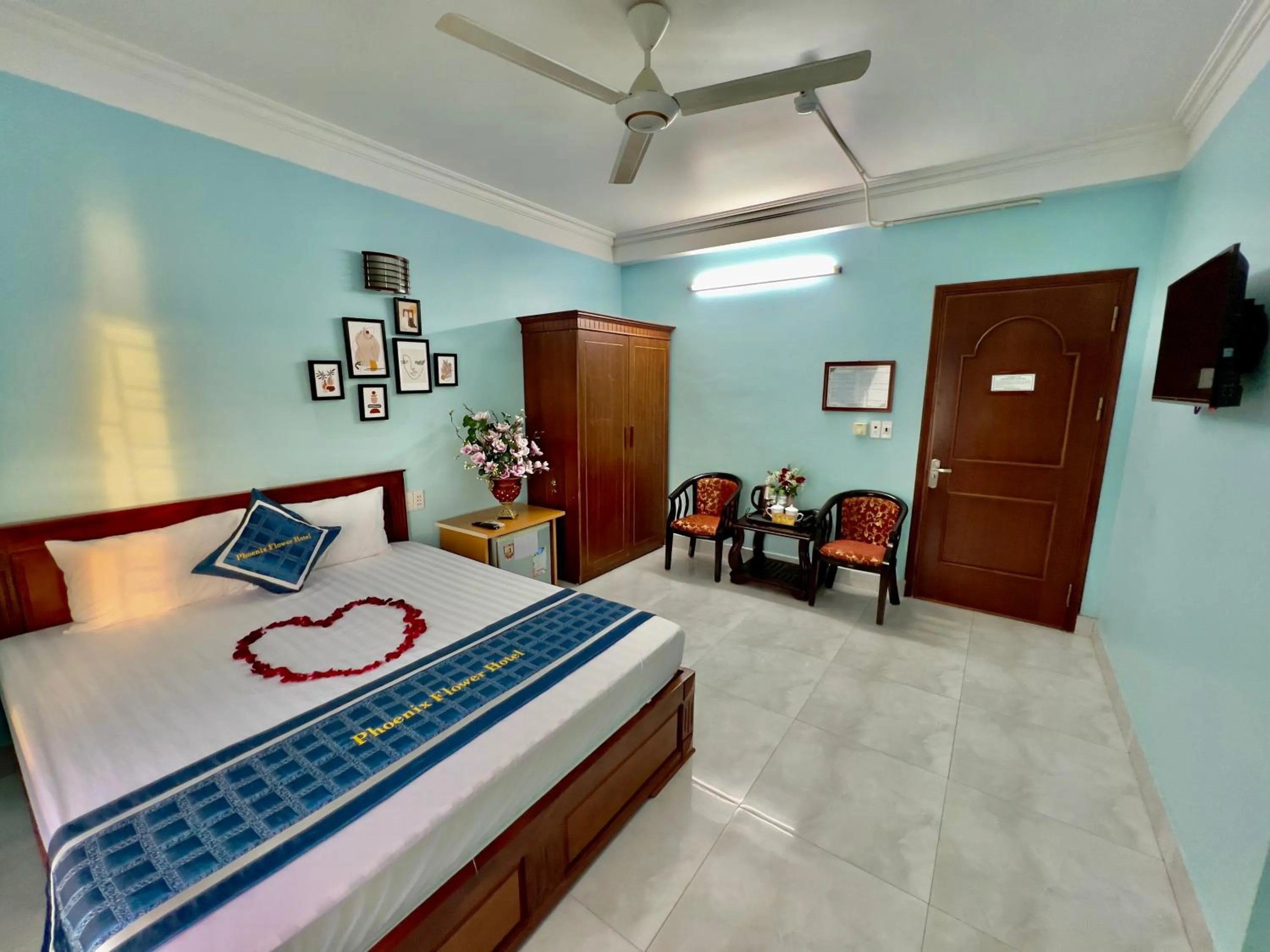 Bed in Phoenix Flower Hotel