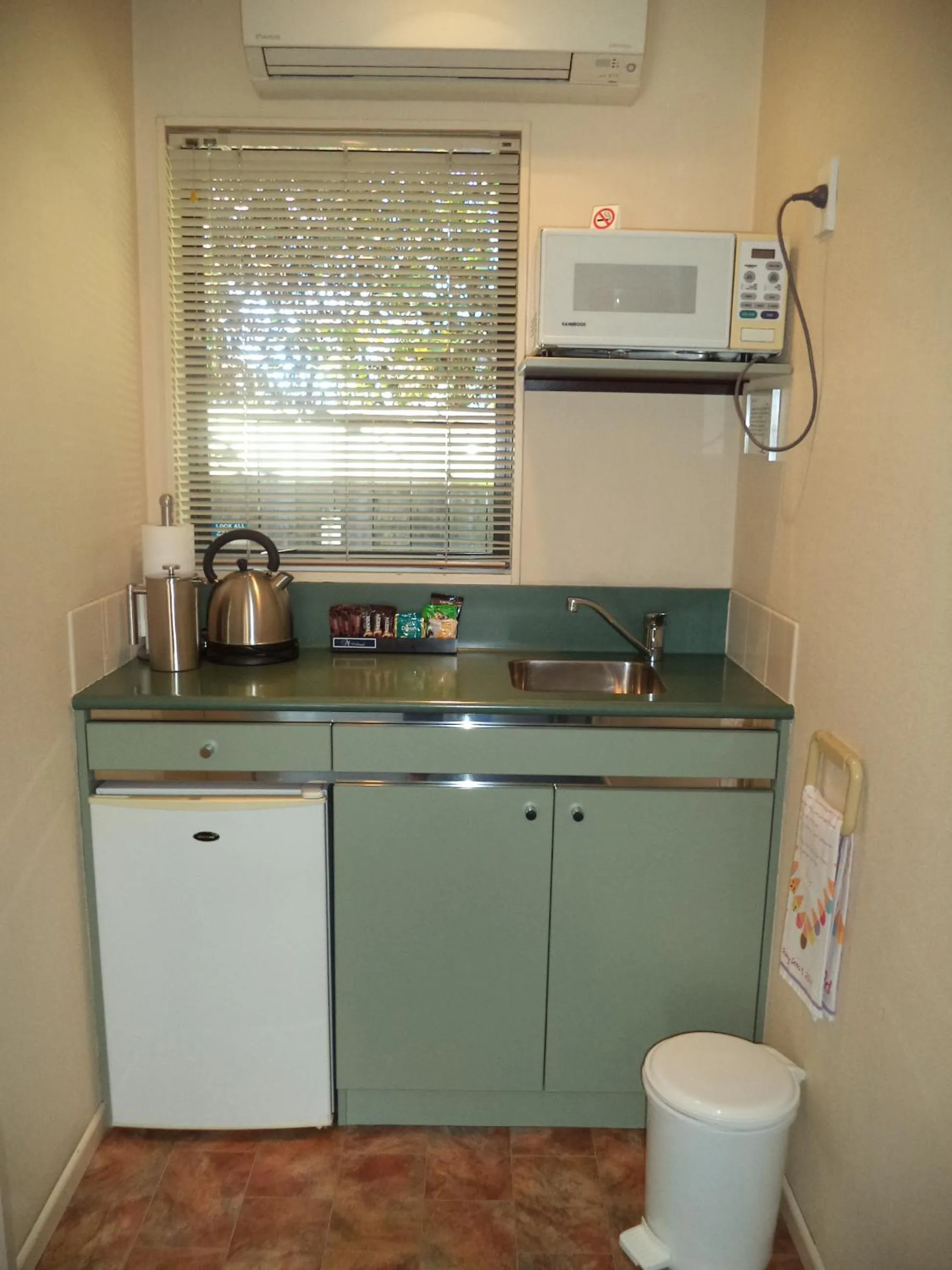 Kitchen or kitchenette in South Park Motel