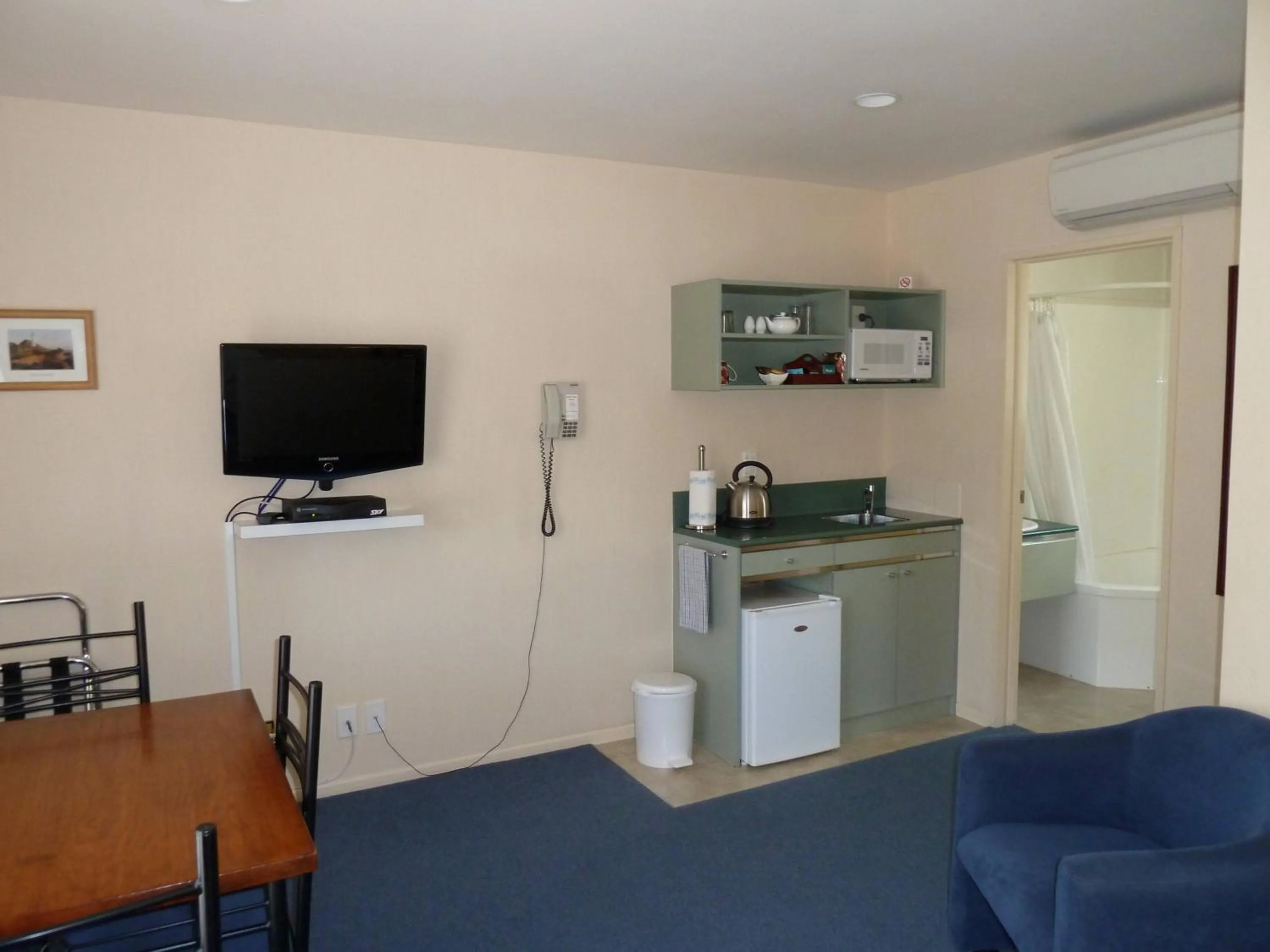 Kitchen or kitchenette in South Park Motel