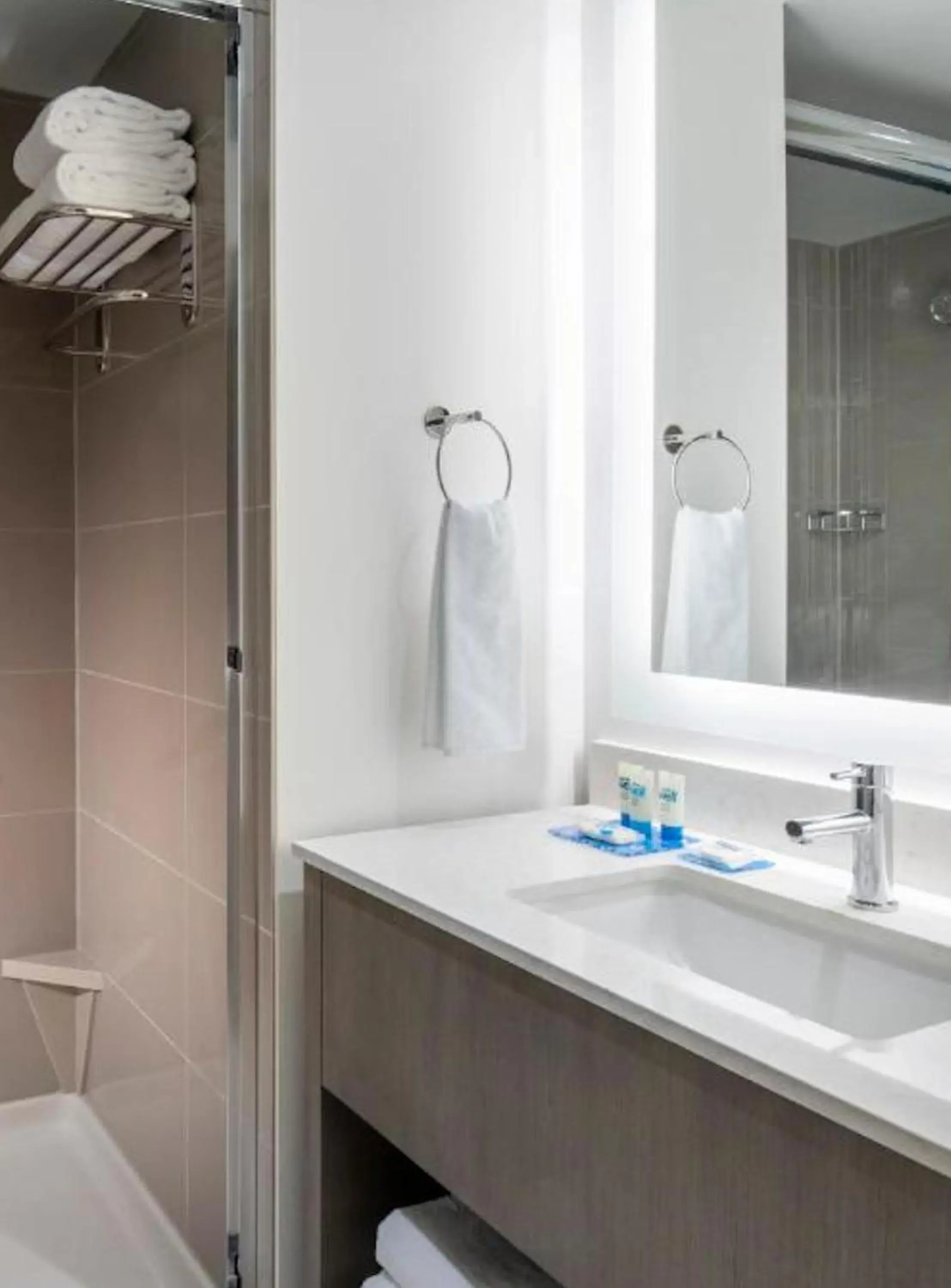 King Studio Suite with Kitchen and Sofa Bed in Hyatt House East Moline/Quad Cities King Studio Suite with Kitchen and Sofa Bed in Hyatt House East Moline/Quad Cities