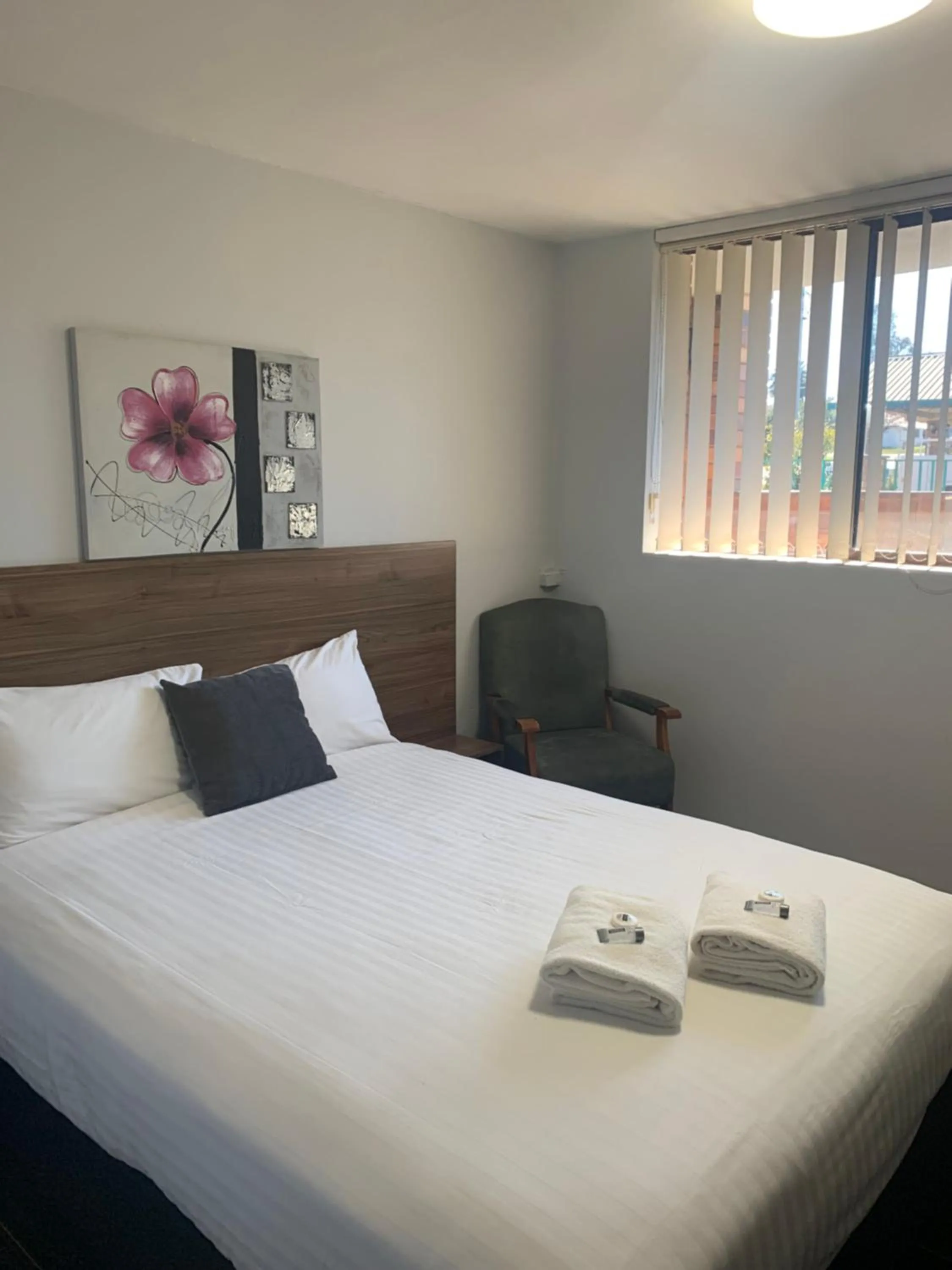 Bedroom, Bed in Fig Tree Motel