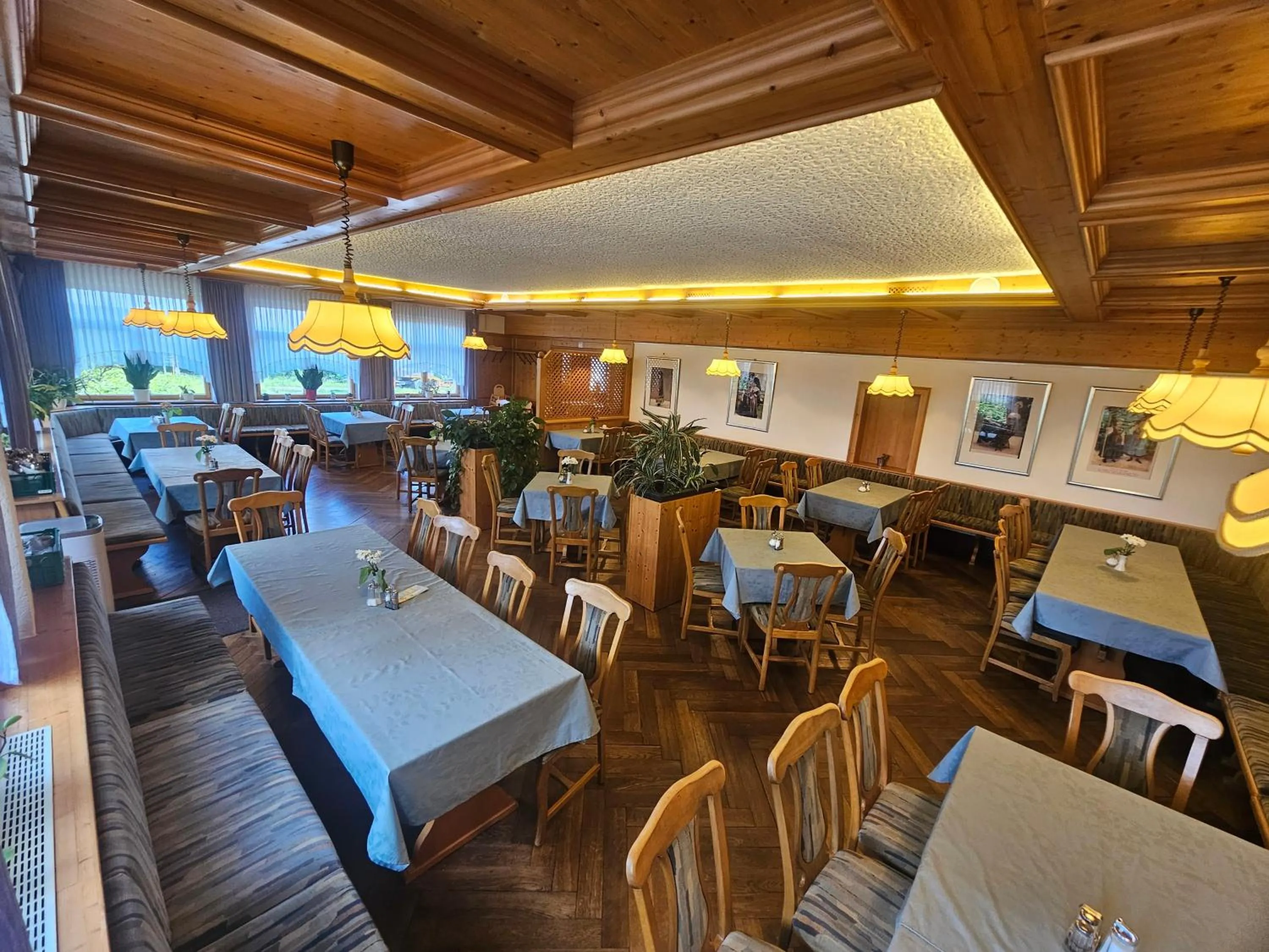 Restaurant/places to eat in Zum Roten Hirsch im Grünen Wald