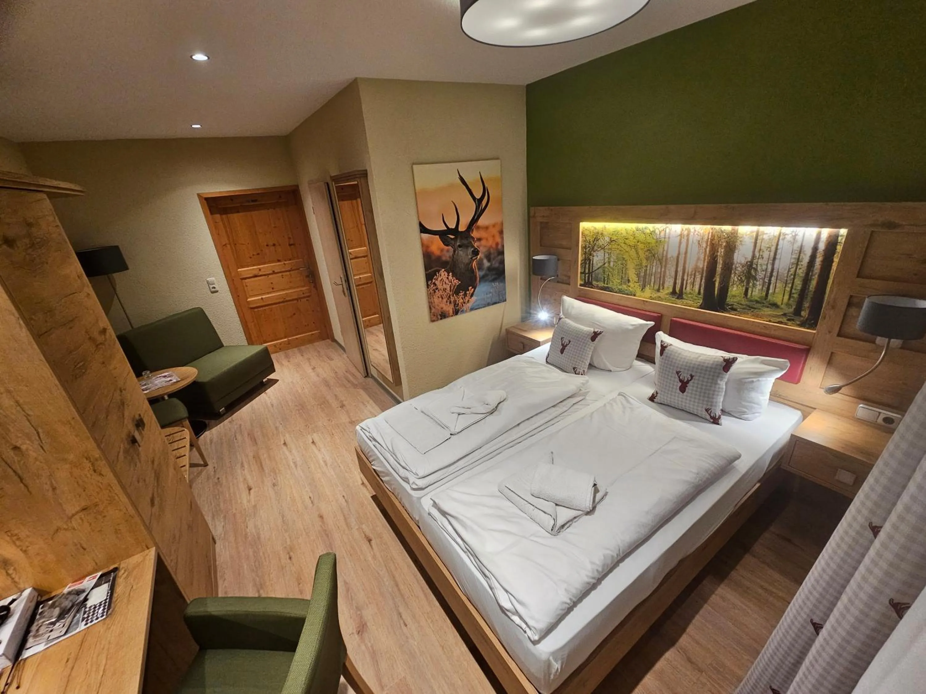 Photo of the whole room, Bed in Zum Roten Hirsch im Grünen Wald