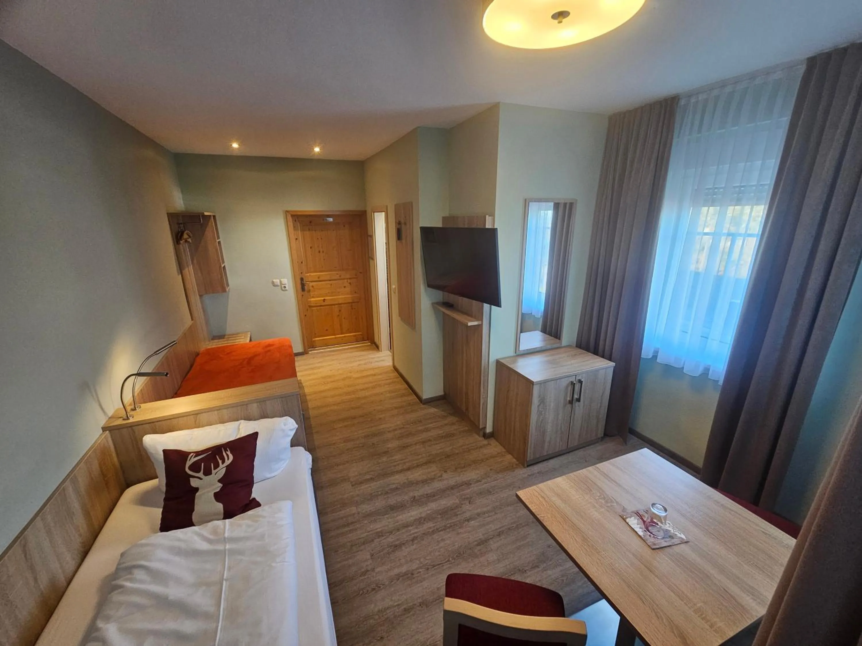 Photo of the whole room, Bed in Zum Roten Hirsch im Grünen Wald
