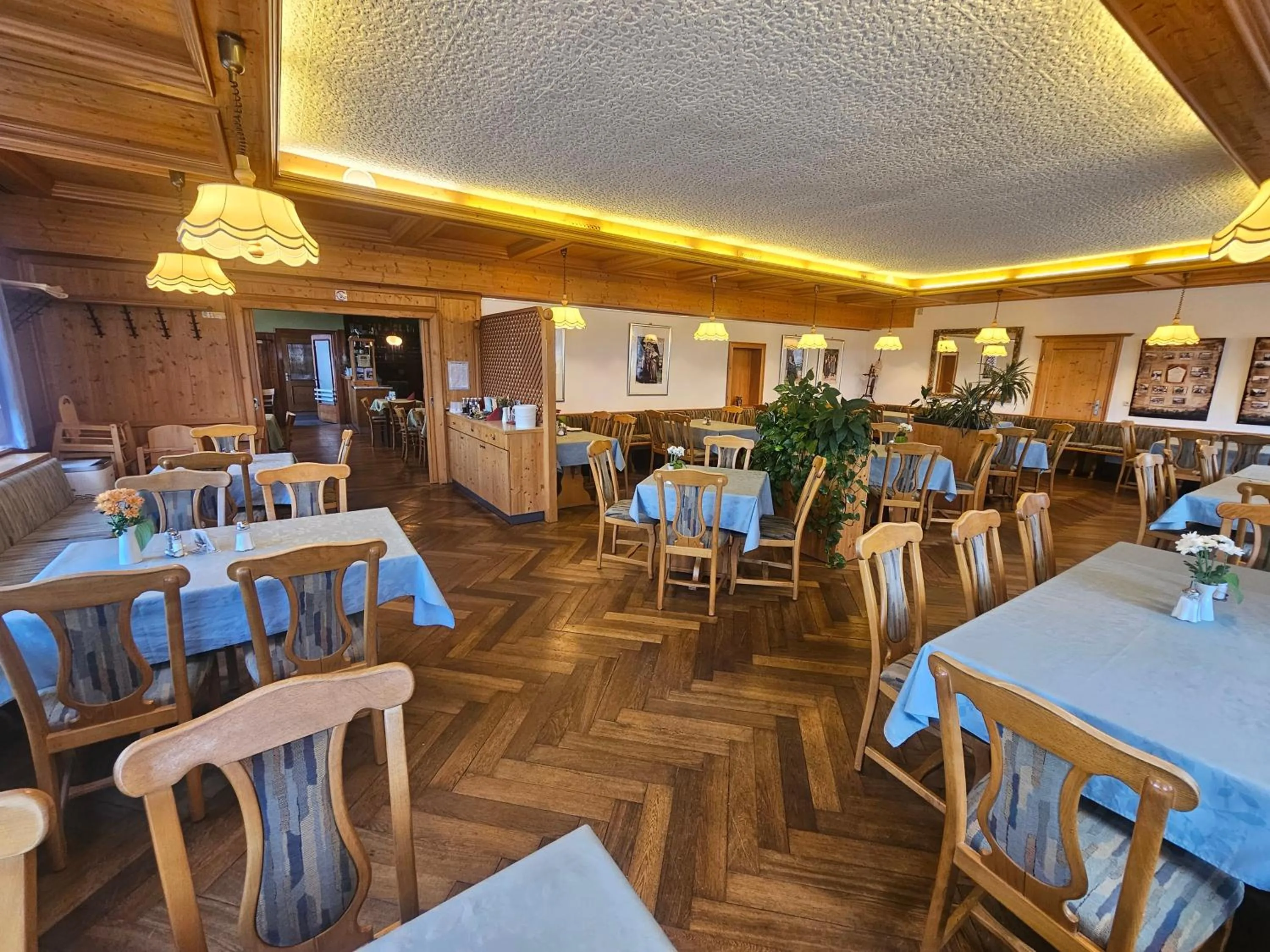 Restaurant/places to eat in Zum Roten Hirsch im Grünen Wald