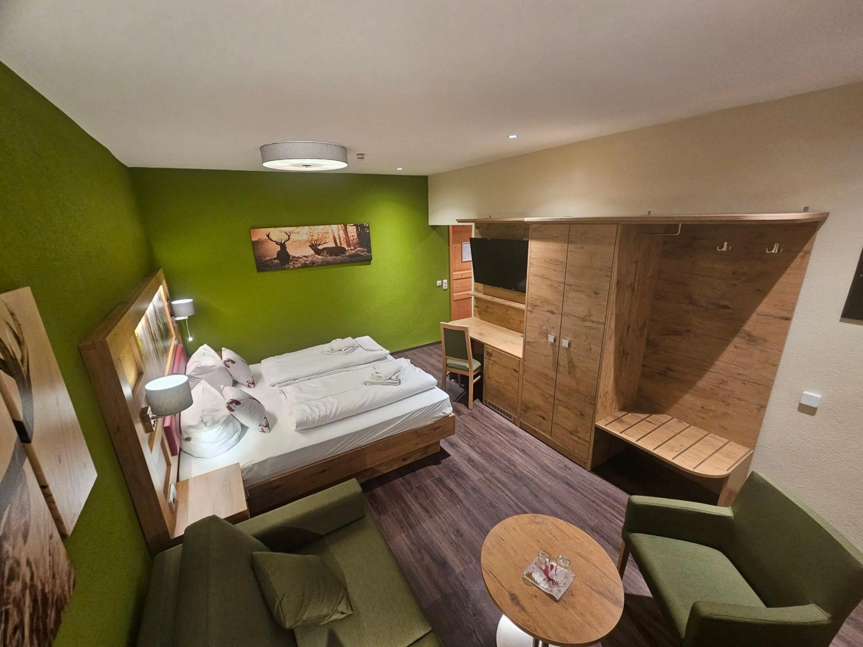 Photo of the whole room, Bed in Zum Roten Hirsch im Grünen Wald