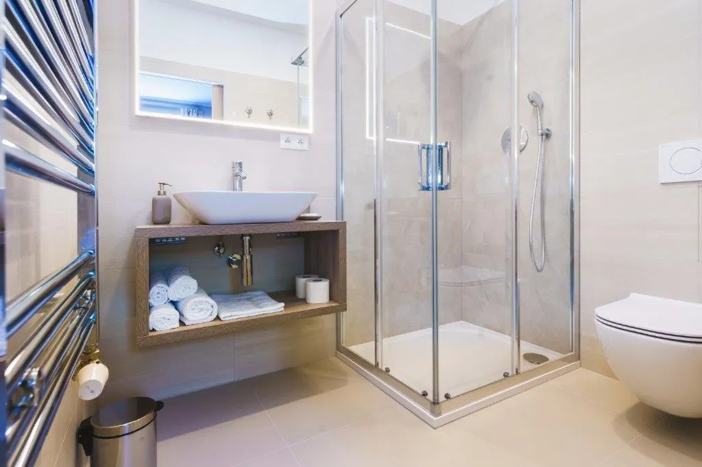 Shower in Hotel Jitřenka