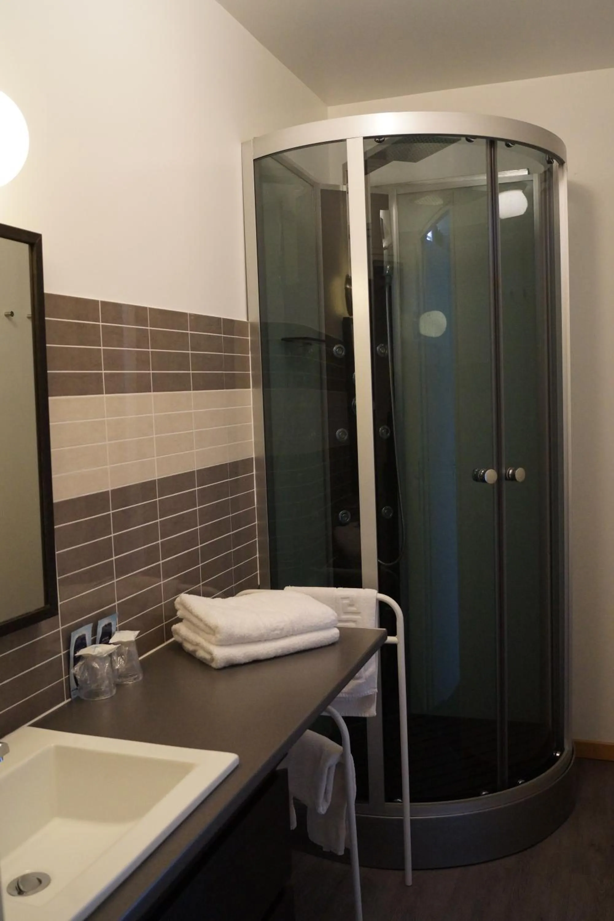 Bathroom in Hotel du Golf de Clécy