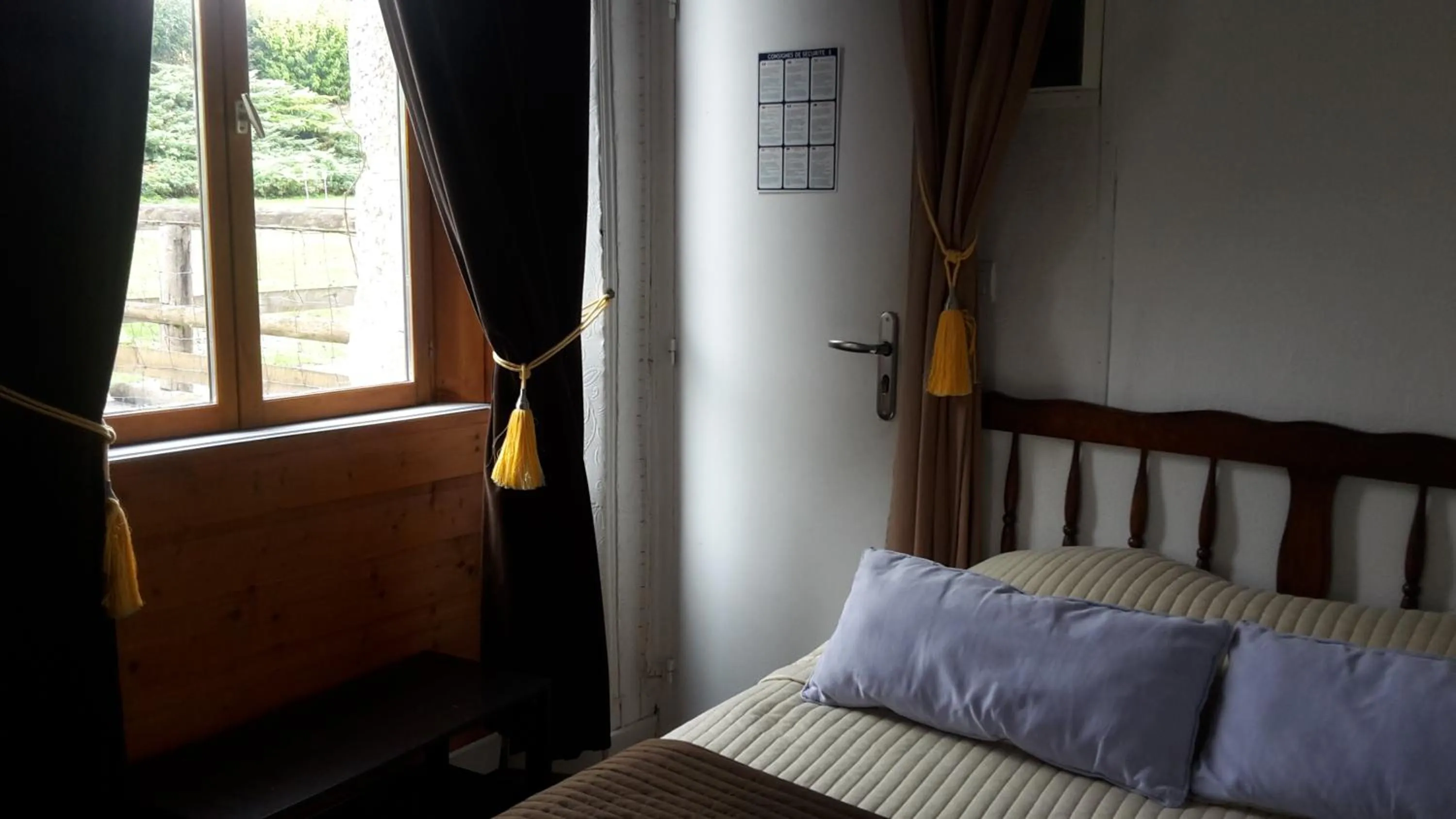 Bed in Hotel du Golf de Clécy