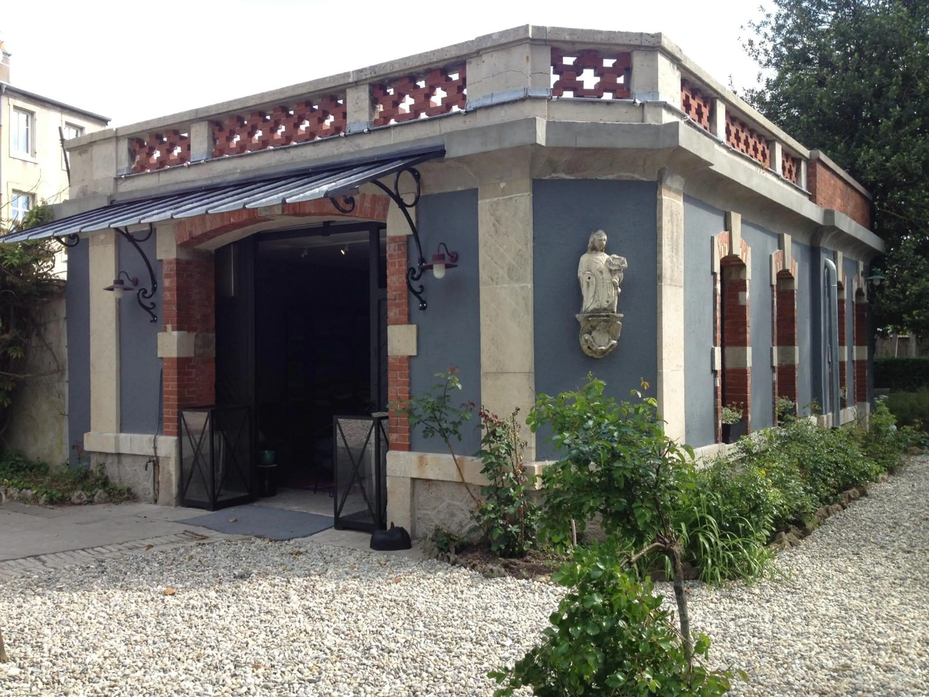 Facade/entrance in La Villa 1901