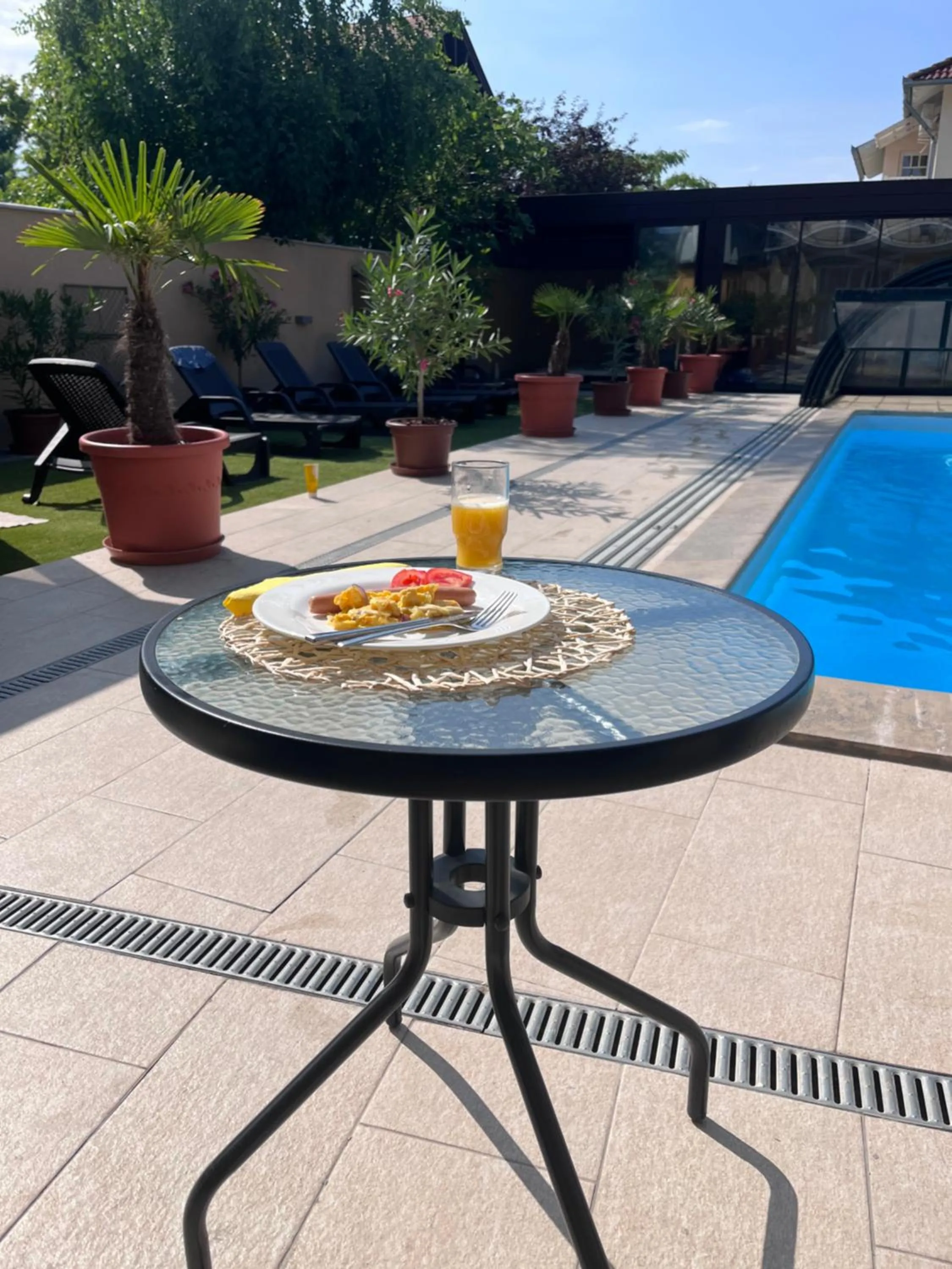 Swimming pool in Barka Galéria Hotel és Étterem