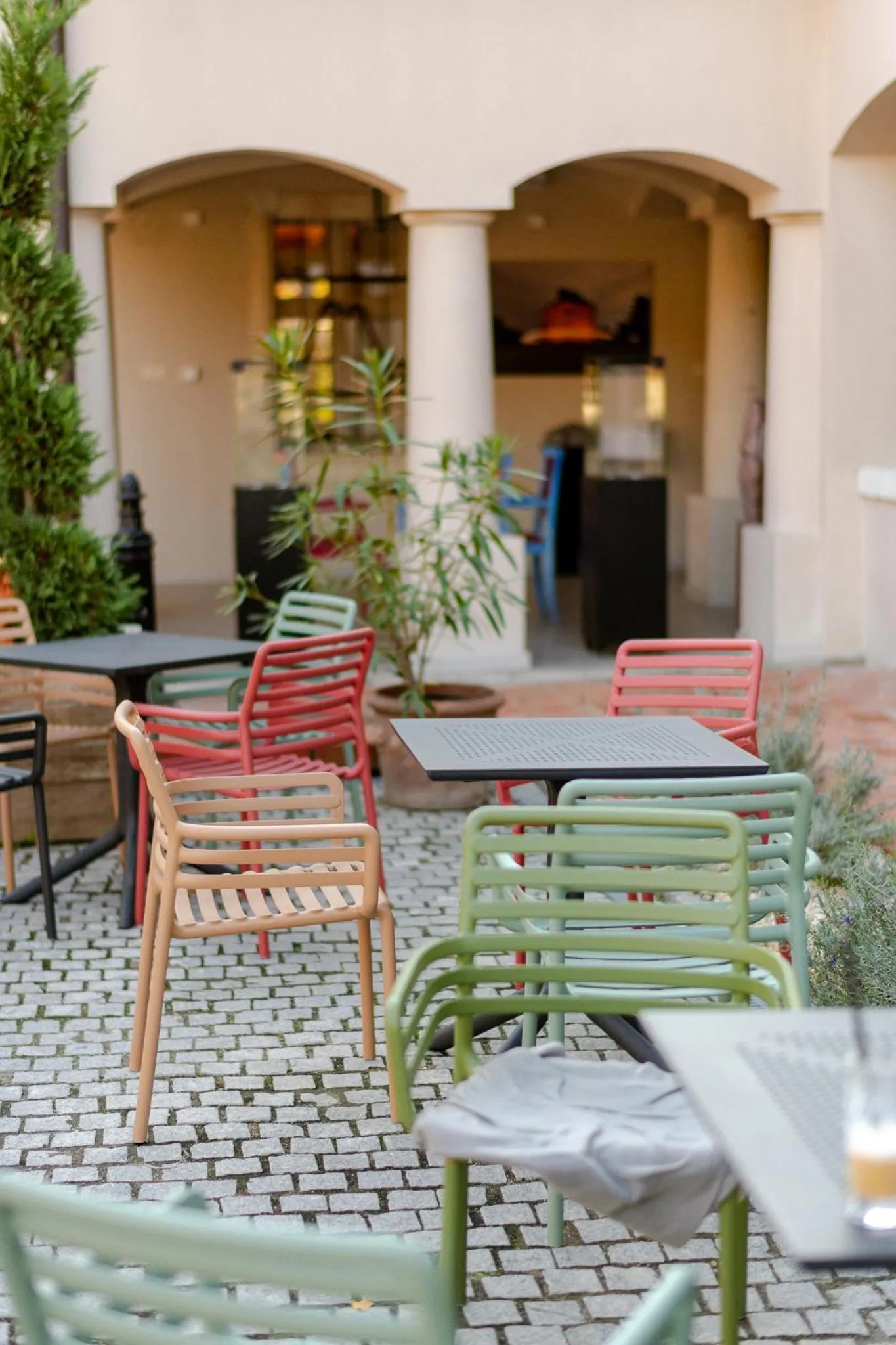Patio in Barka Galéria Hotel és Étterem