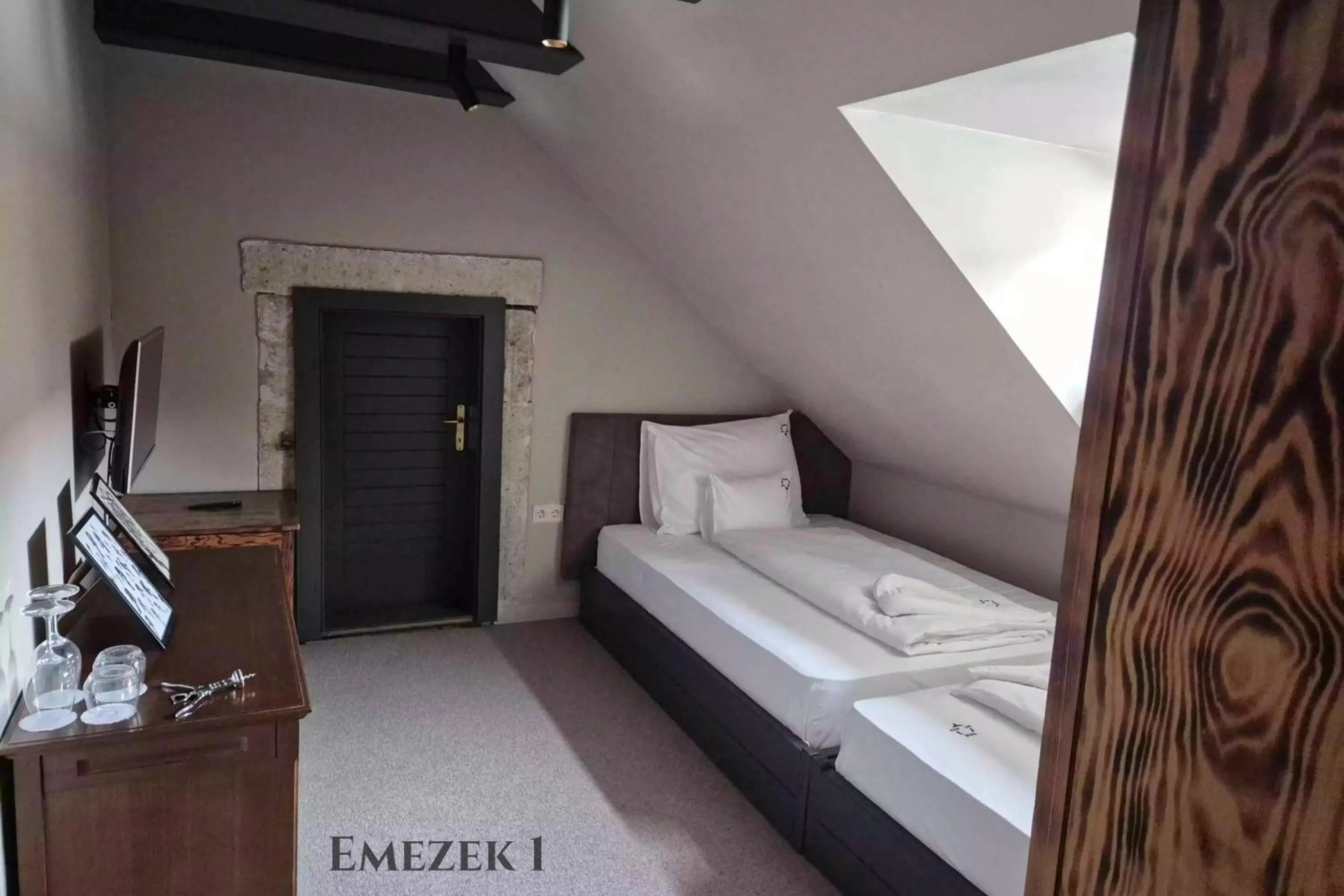 Photo of the whole room, Bed in Barka Galéria Hotel és Étterem