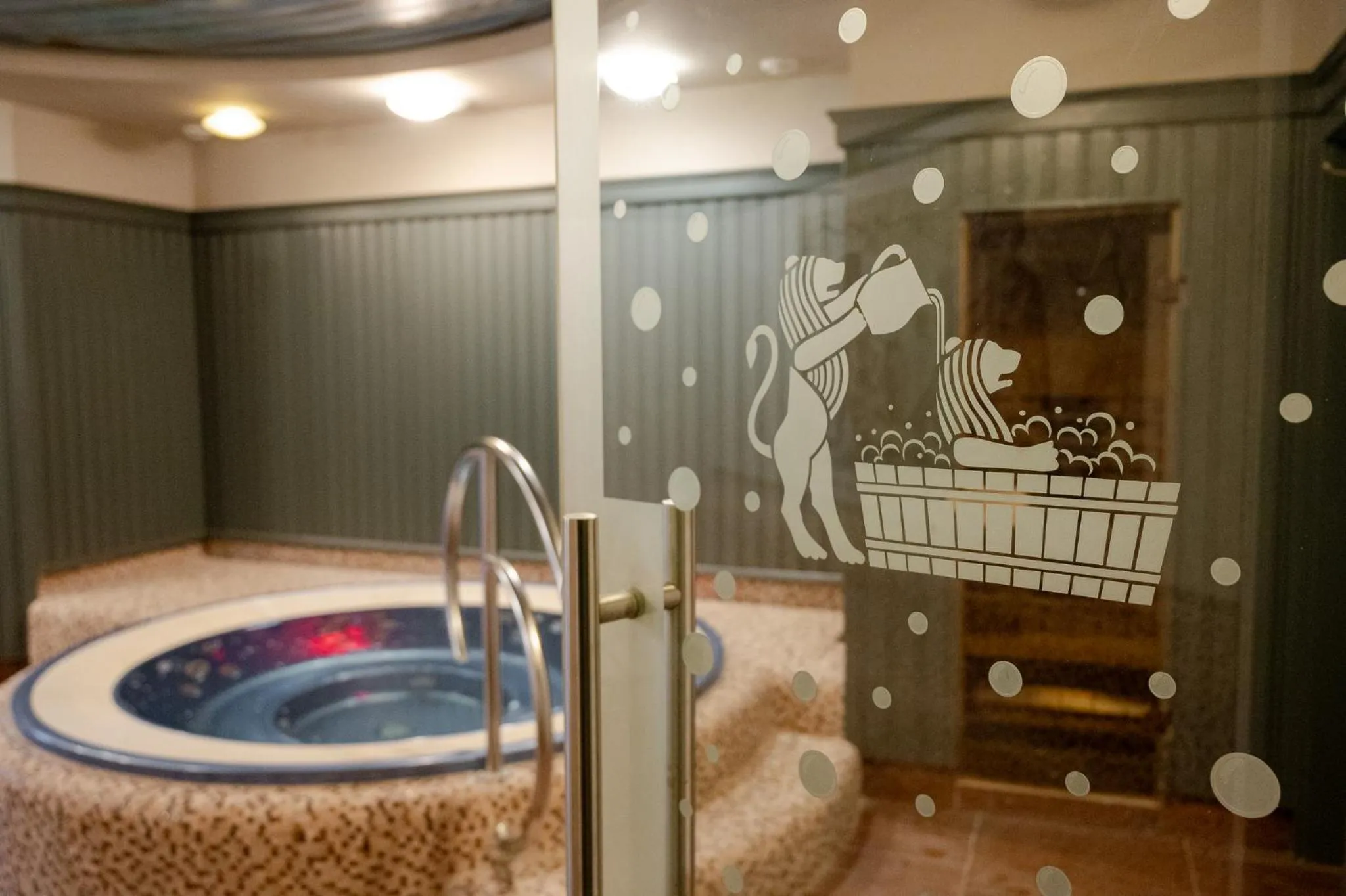 Hot Tub, Bed in Barka Galéria Hotel és Étterem