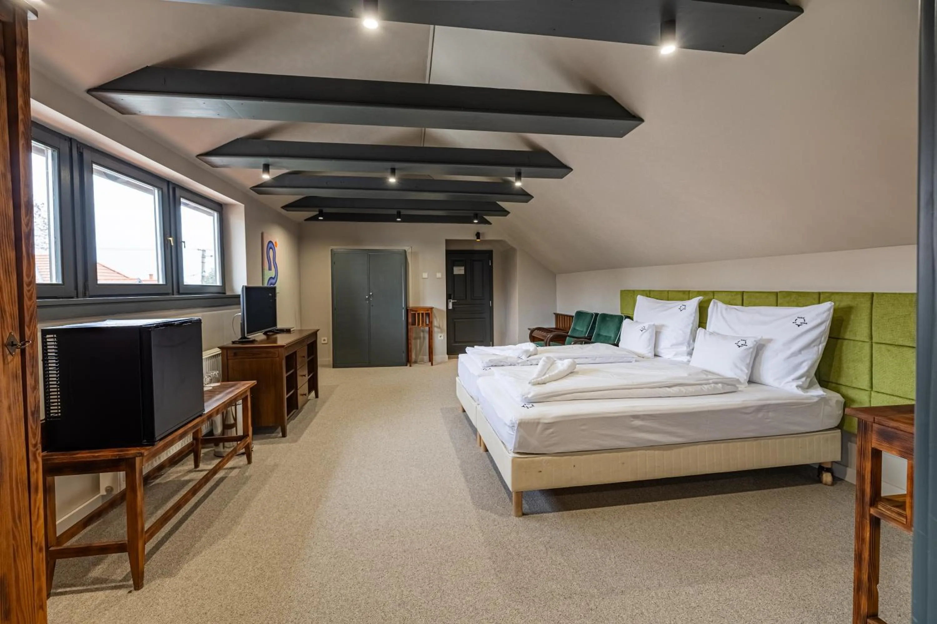 Bed in Barka Galéria Hotel és Étterem