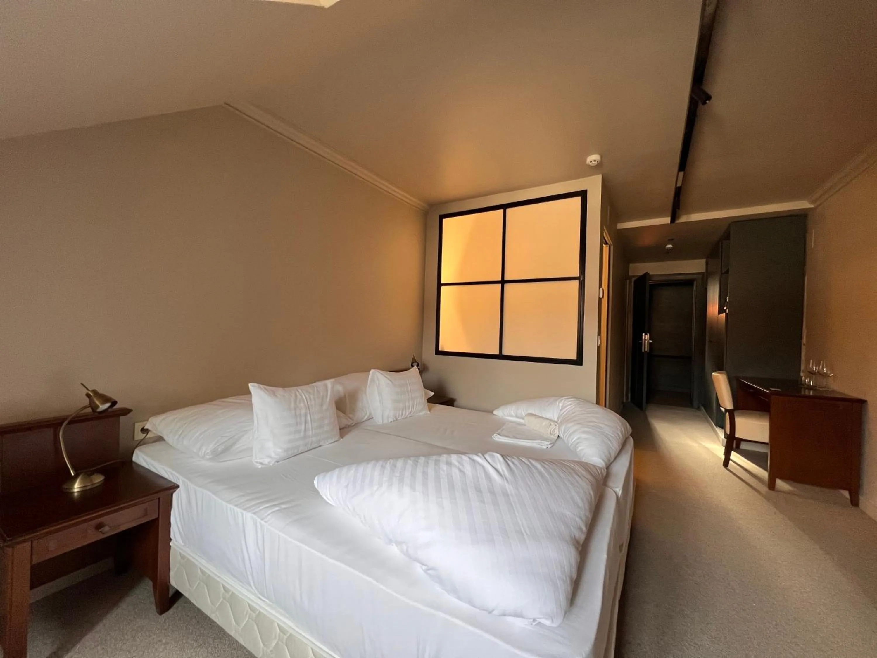 Table tennis, Bed in Oroszlános Borhotel