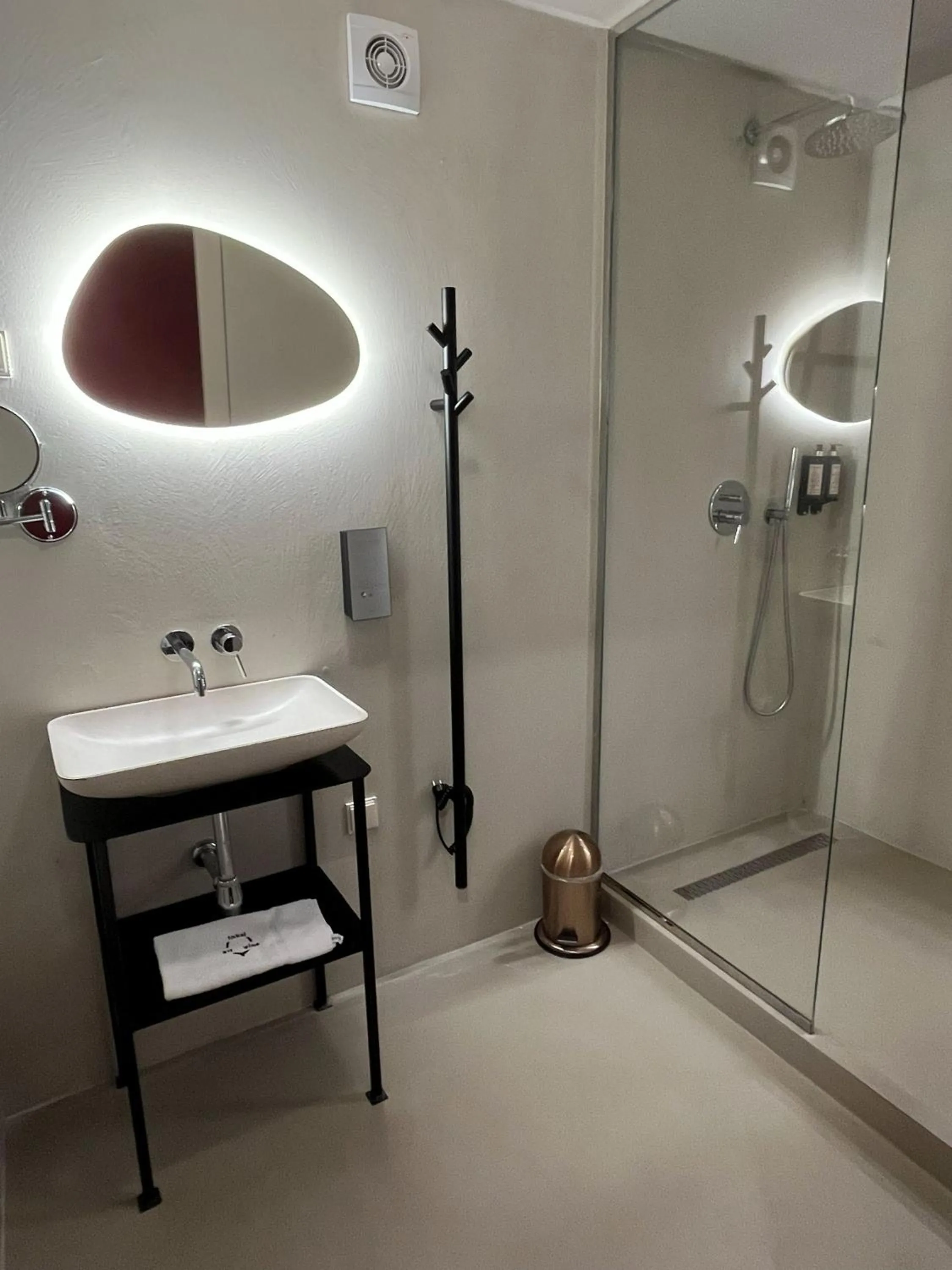 Shower in Barka Galéria Hotel és Étterem