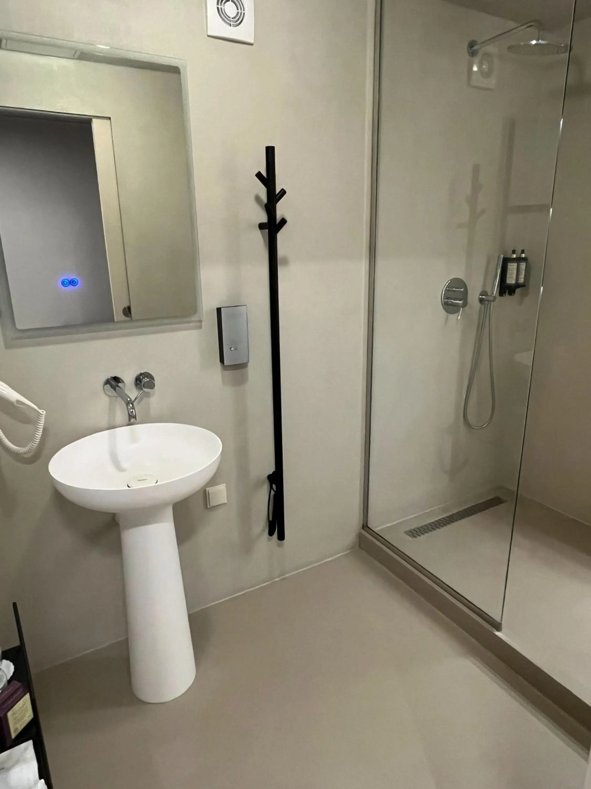 Shower in Barka Galéria Hotel és Étterem