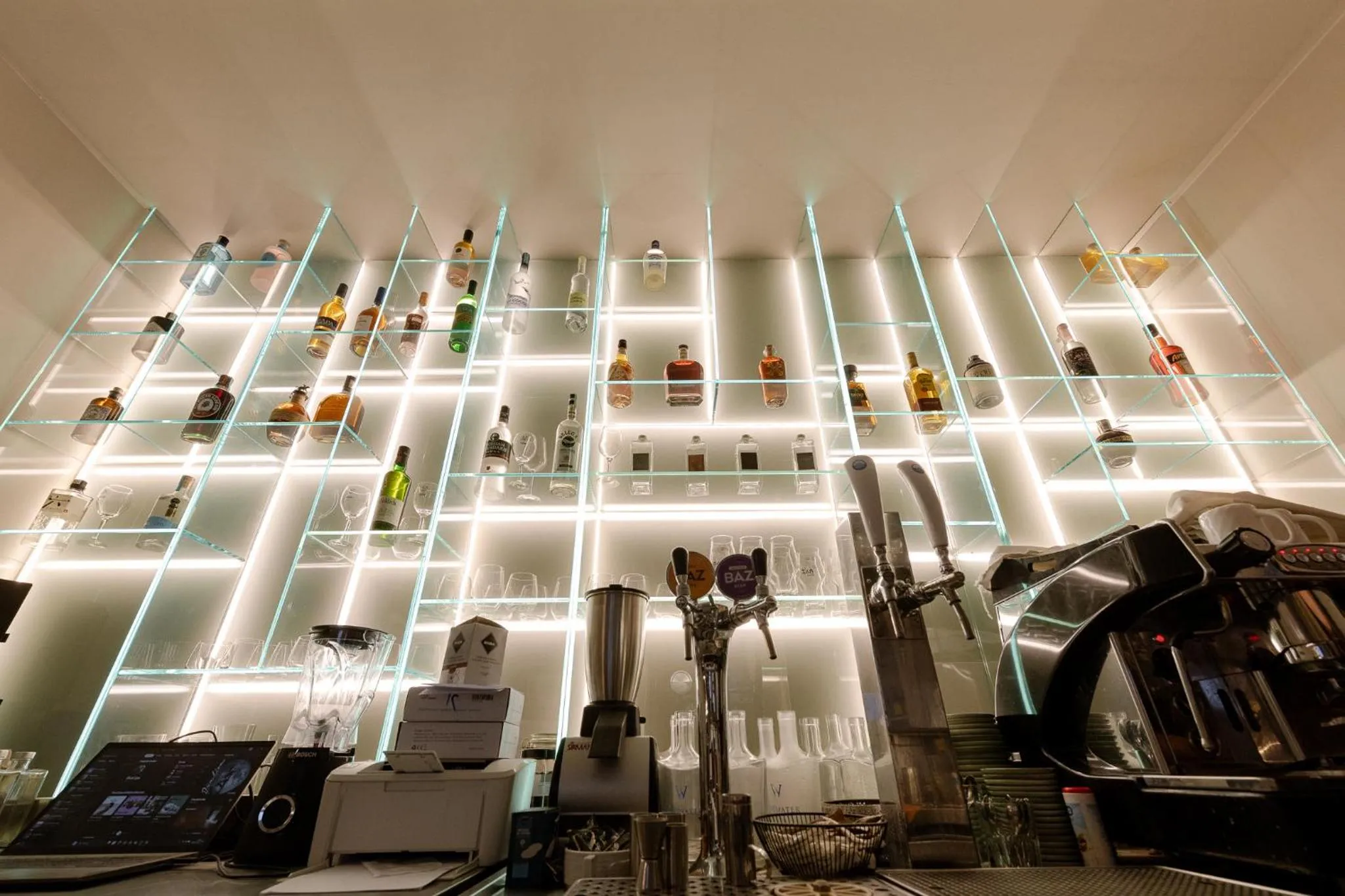 Lounge or bar in Barka Galéria Hotel és Étterem