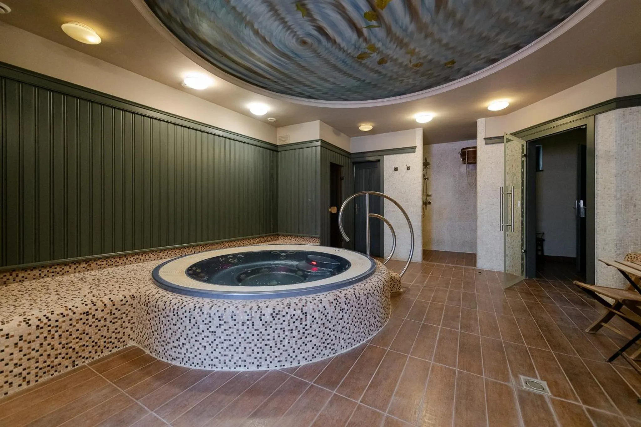 Hot Tub in Barka Galéria Hotel és Étterem