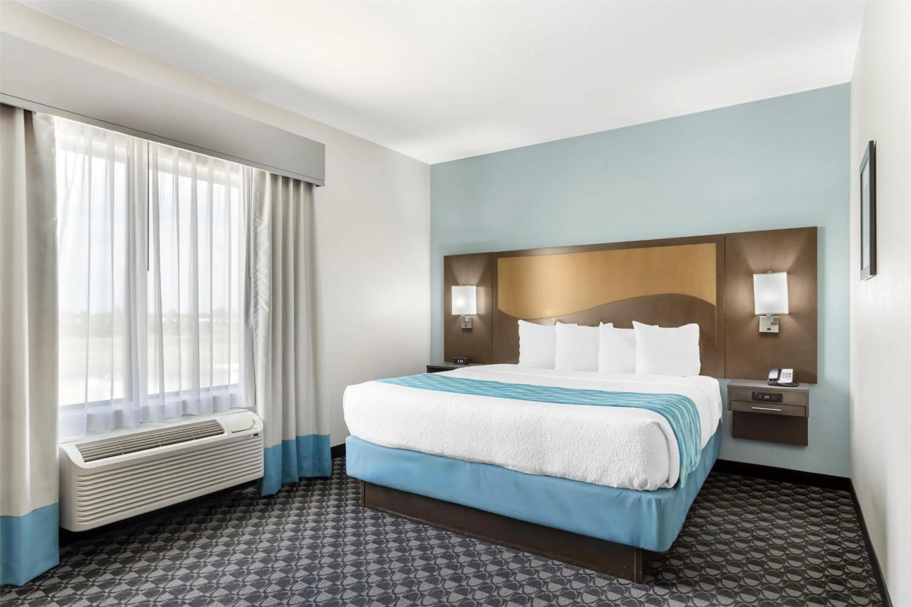 Photo of the whole room, Bed in Best Western Plus Waller Hotel