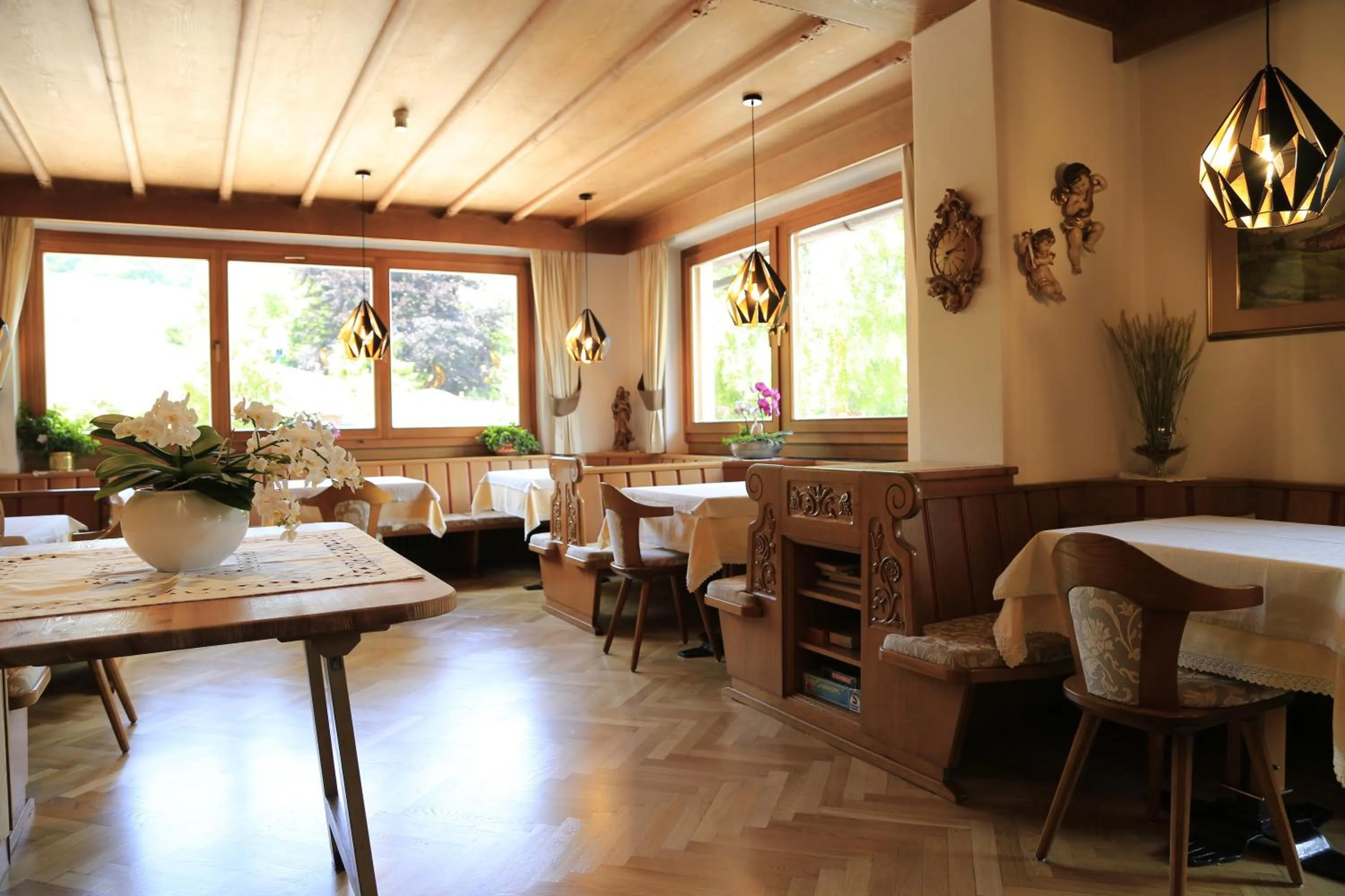 Restaurant/places to eat in Garni Panoramik