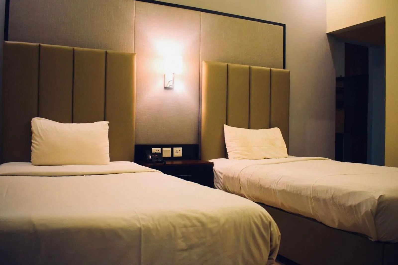 Bedroom, Bed in Sunset Suites