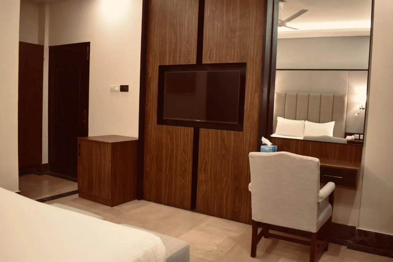 TV and multimedia, Bed in Sunset Suites