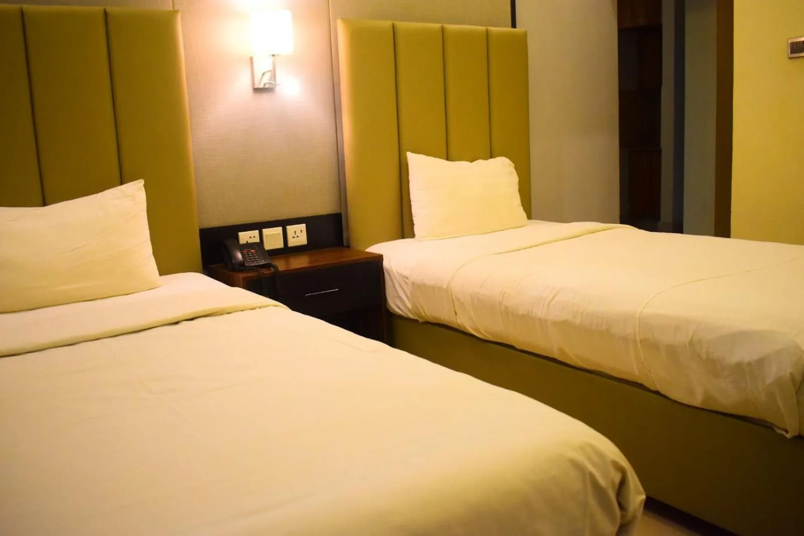 Bedroom, Bed in Sunset Suites