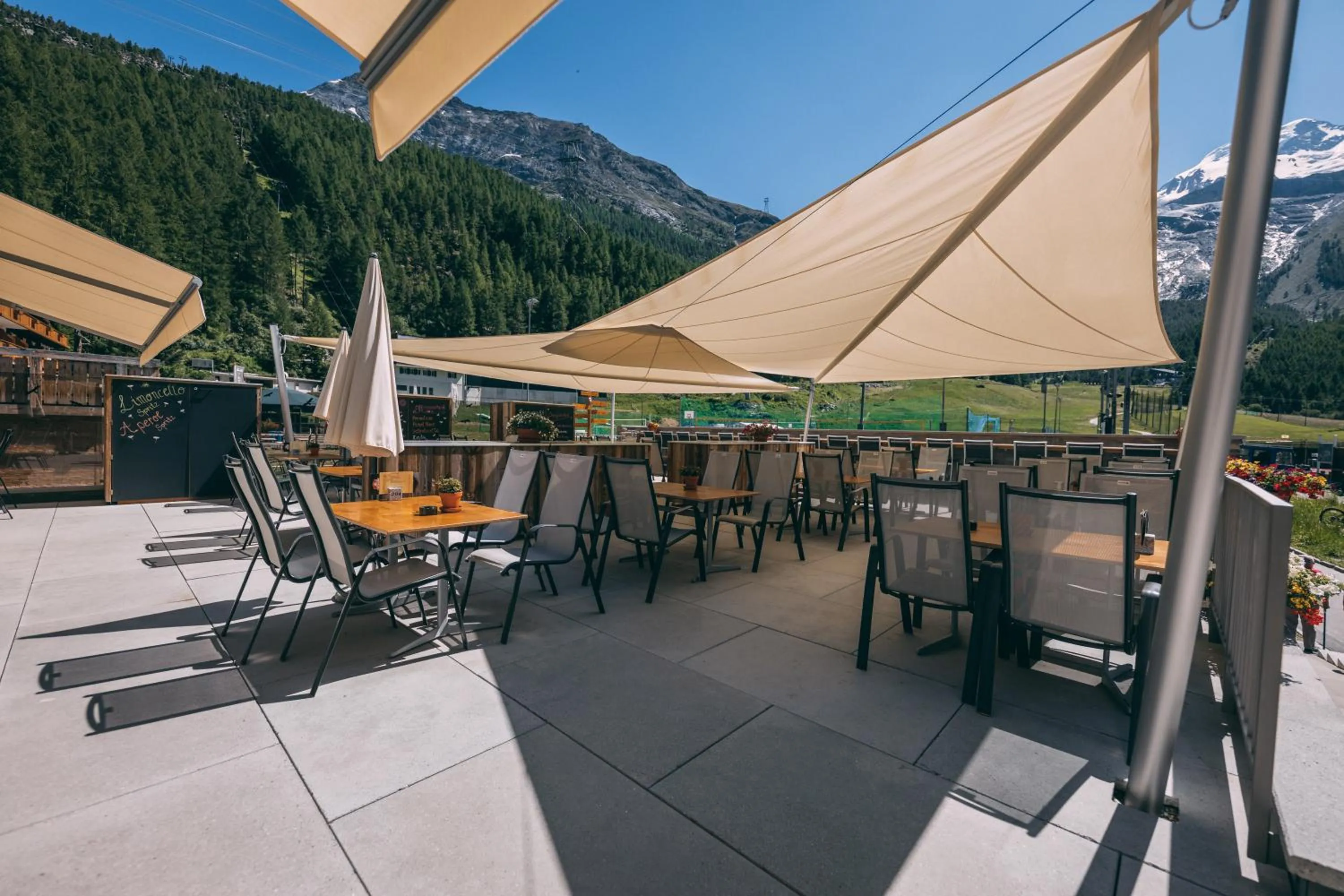 Restaurant/places to eat in Apart Lodge belMont