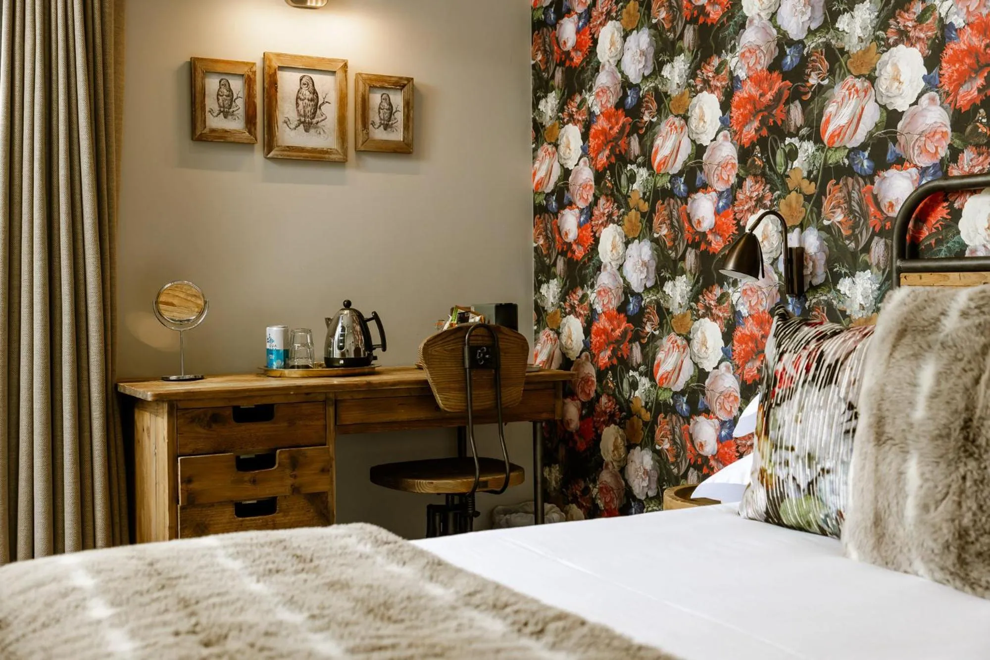 Bedroom, Bed in The George Inn