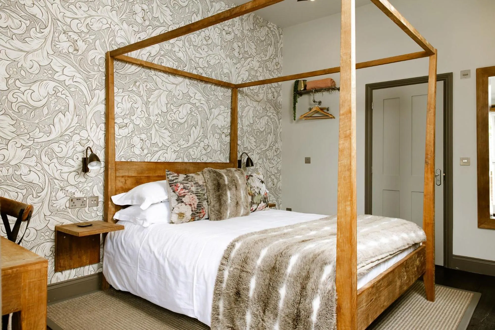 Bedroom, Bed in The George Inn