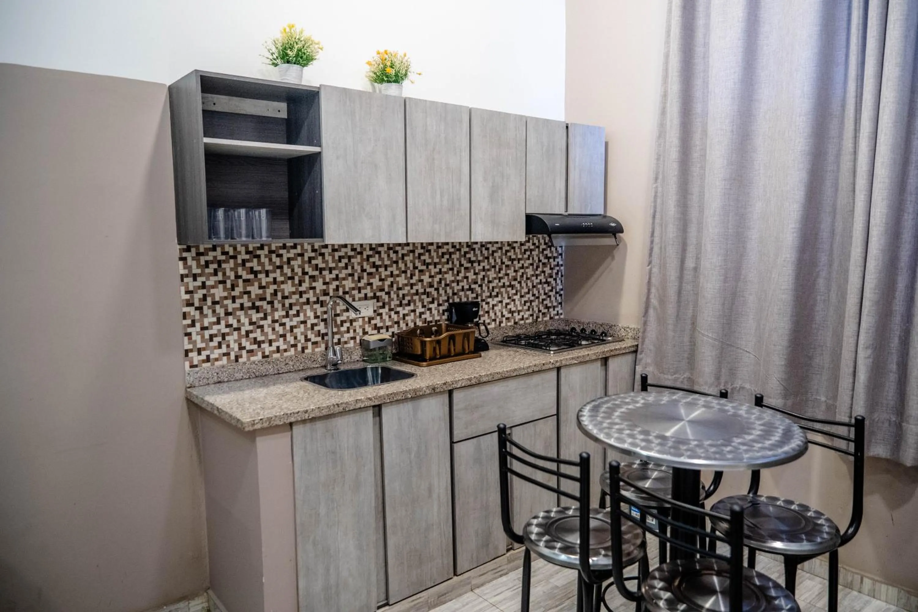 Kitchen or kitchenette in Bahia 79 Apartasuites Cerca al Centro