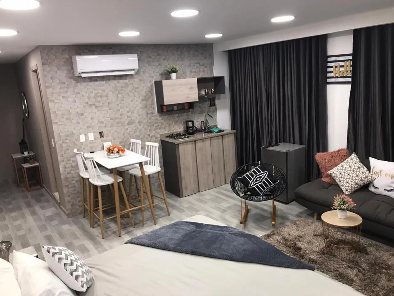 TV and multimedia in Bahia 79 Apartasuites Cerca al Centro