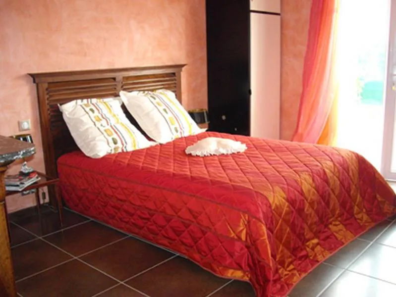 Photo of the whole room, Bed in Le Clos des Malézolles