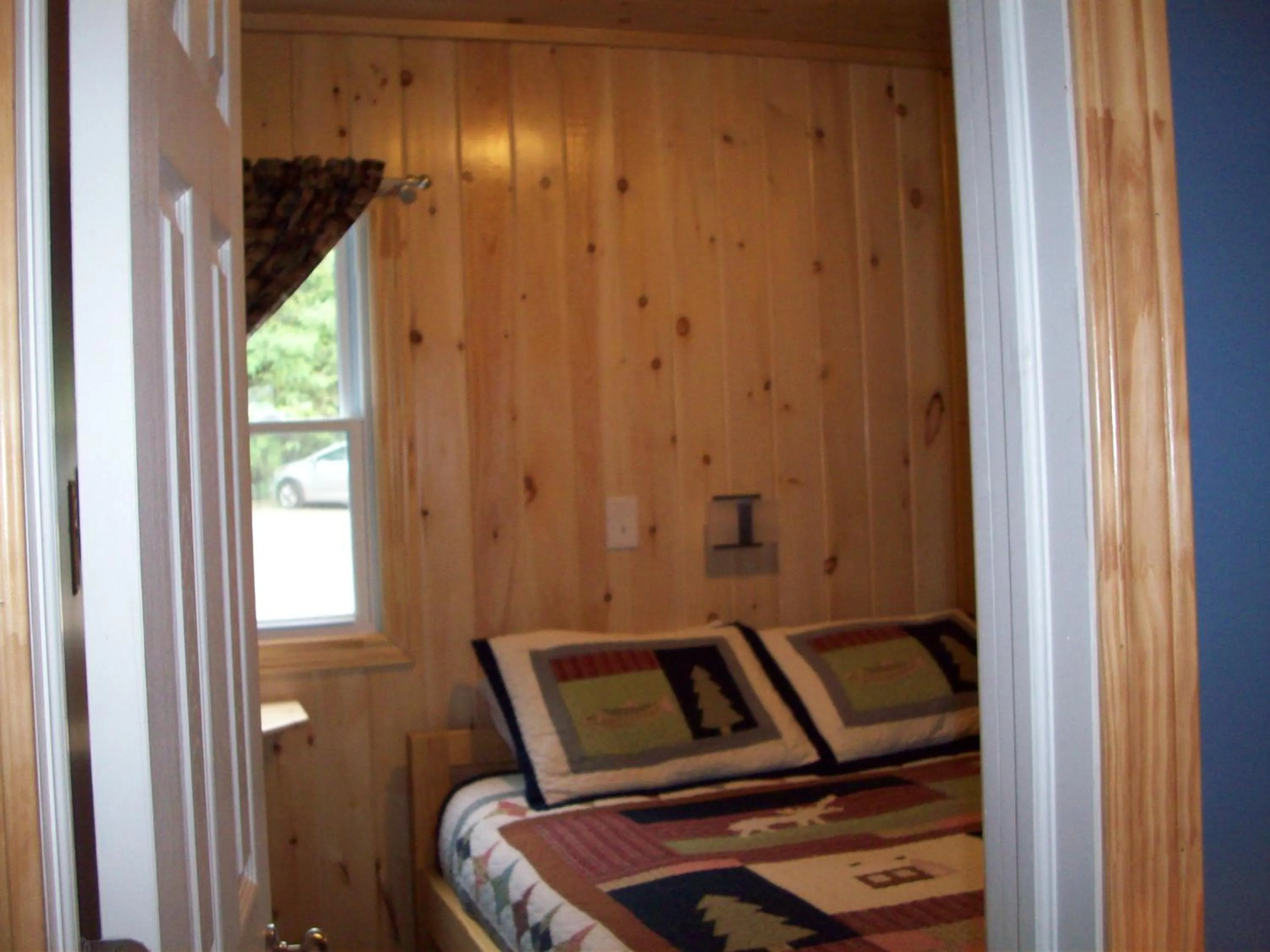 Bed in Lakewoods Cottage