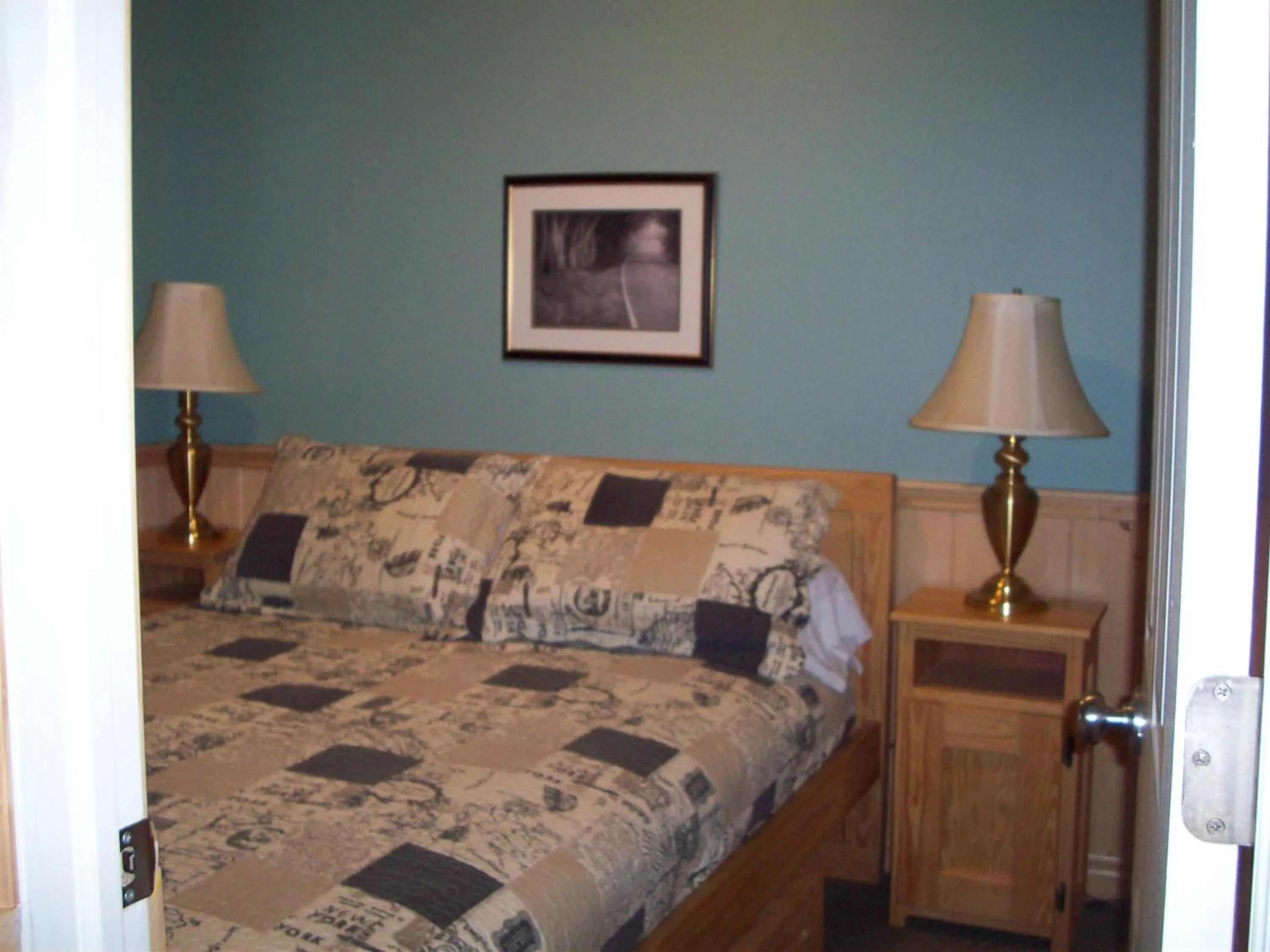 Bed in Lakewoods Cottage