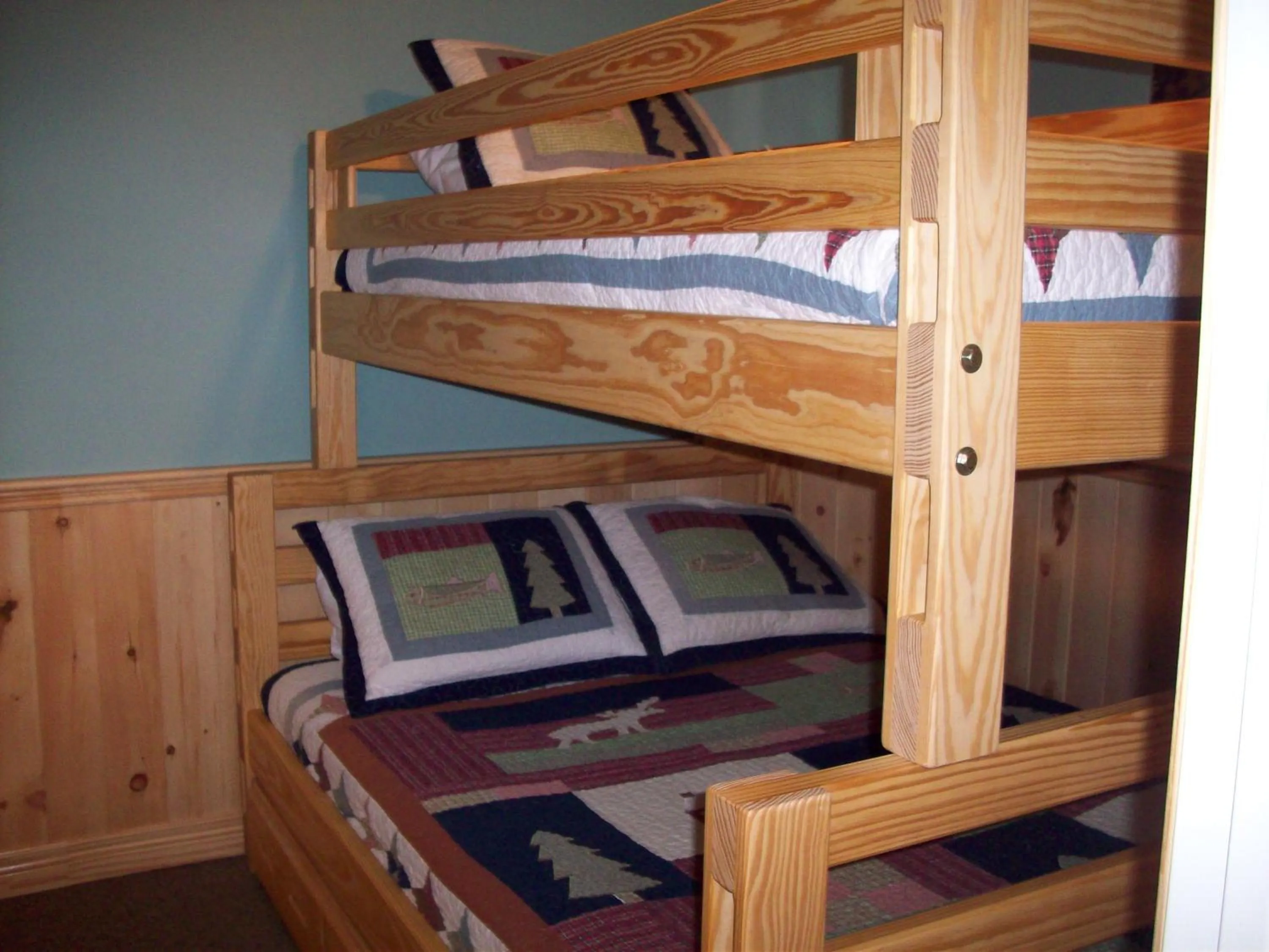 Bed in Lakewoods Cottage