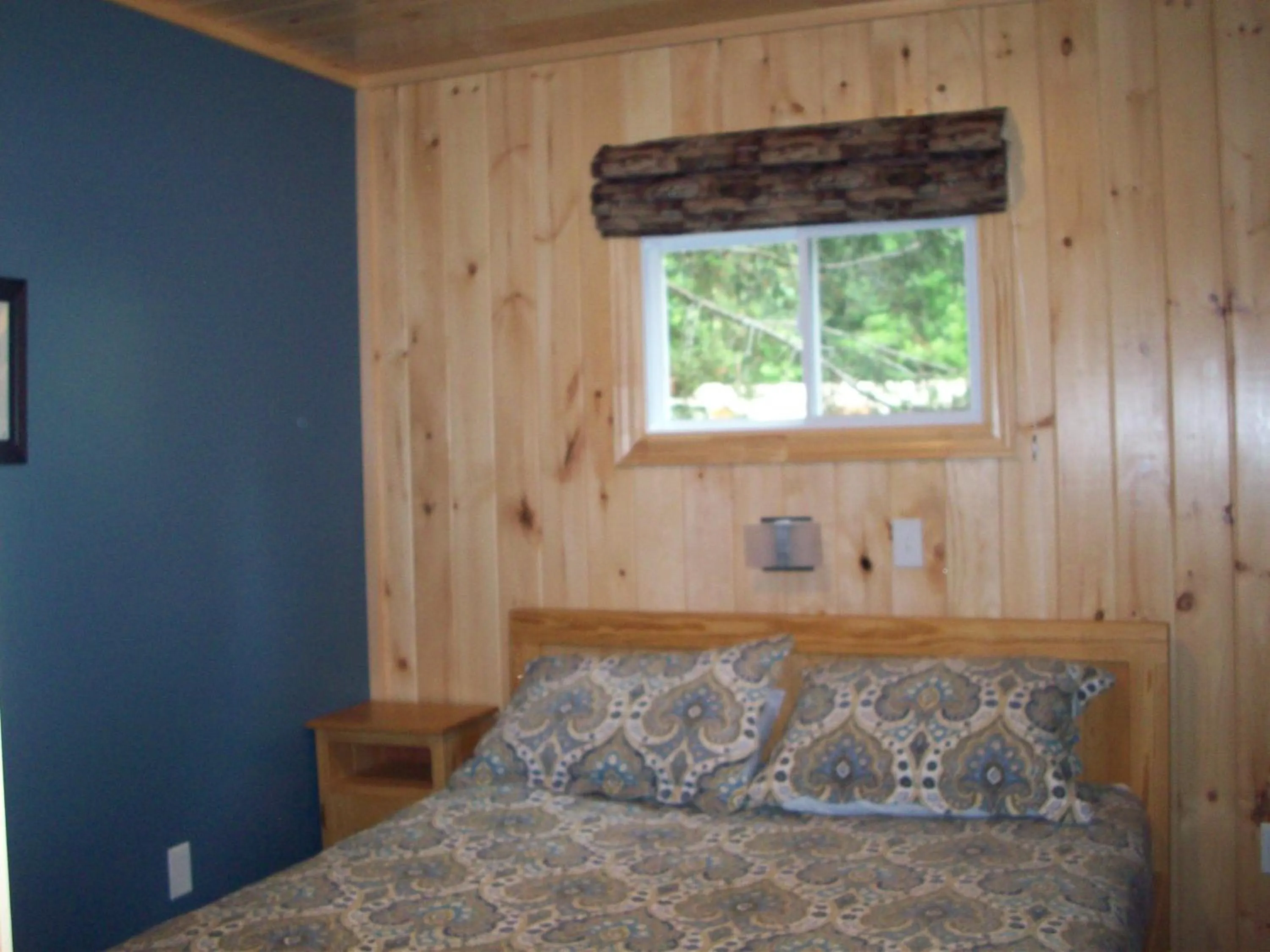 Bed in Lakewoods Cottage