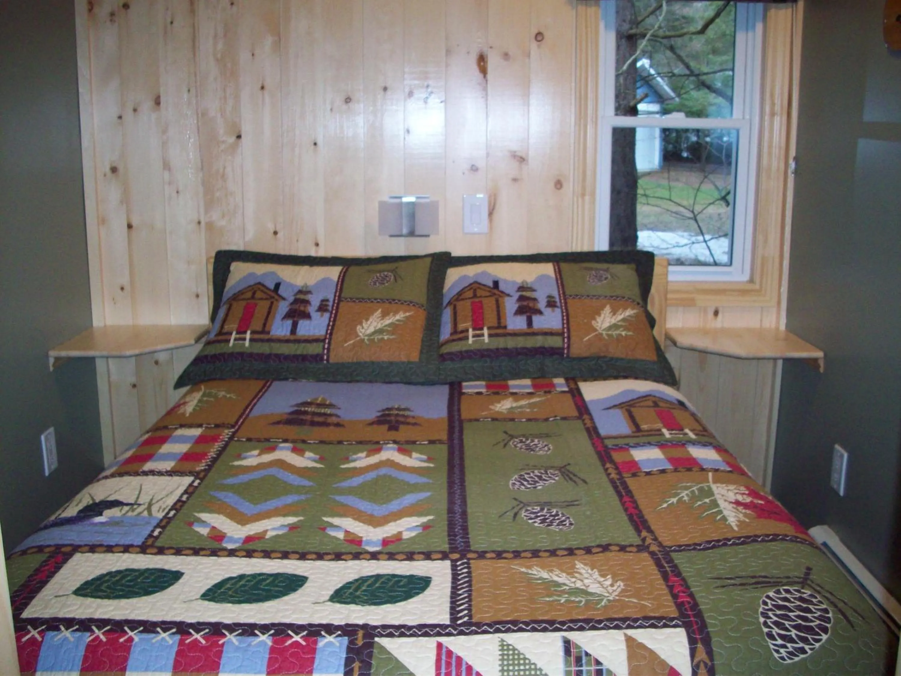 Bed in Lakewoods Cottage