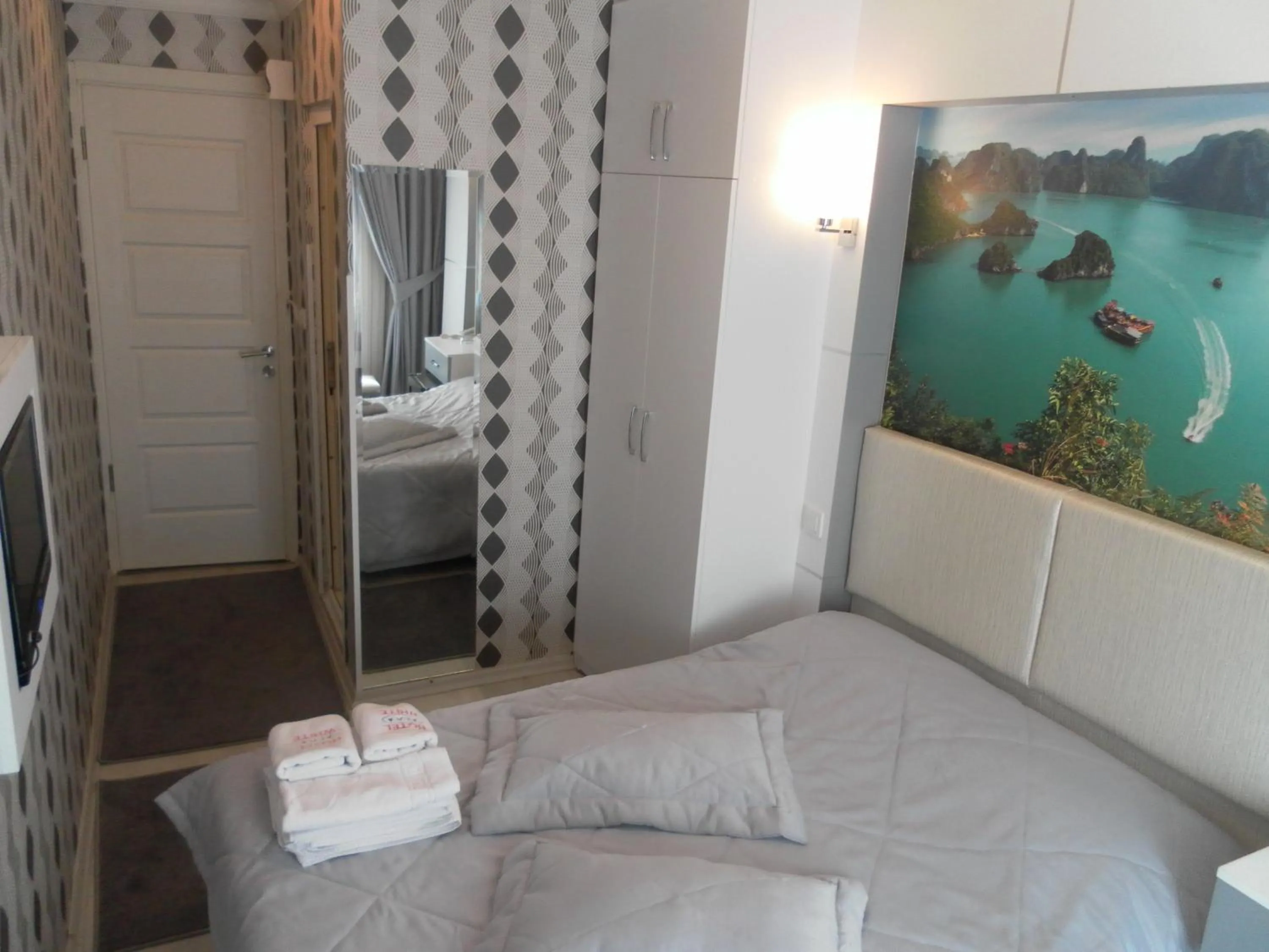 Bed, Bathroom in Hotel La White