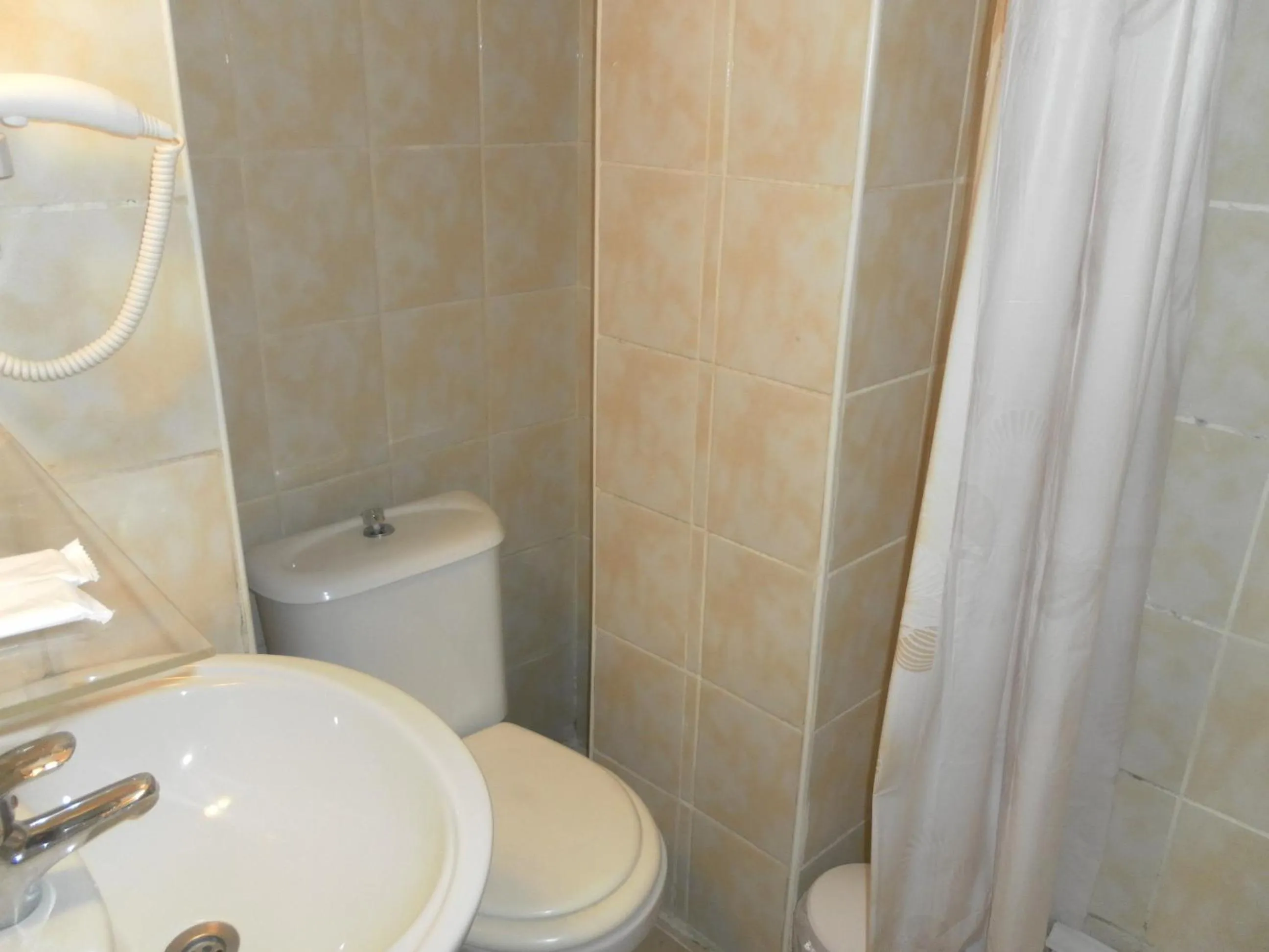 Bathroom in Hotel La White