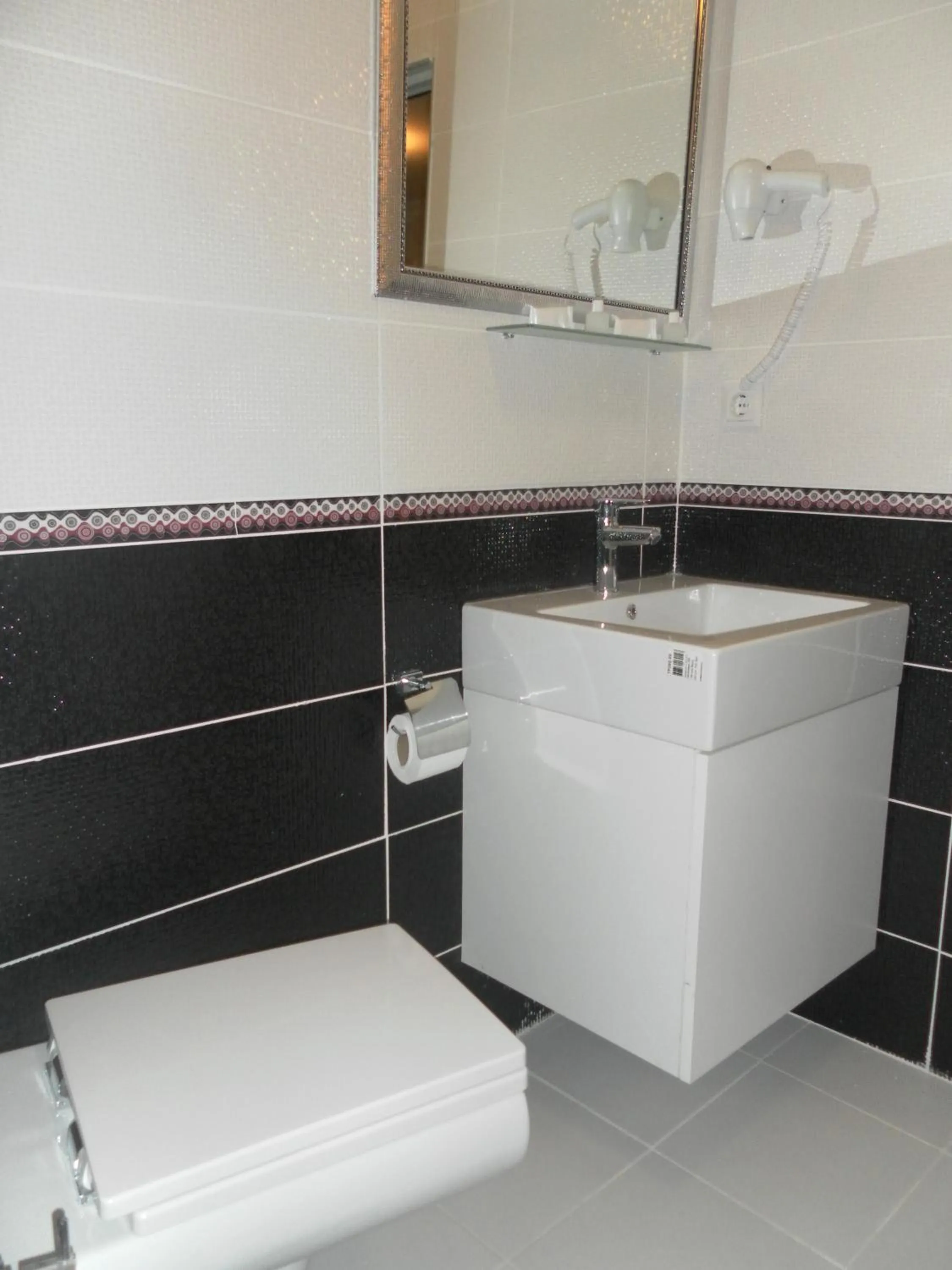 Bathroom in Hotel La White