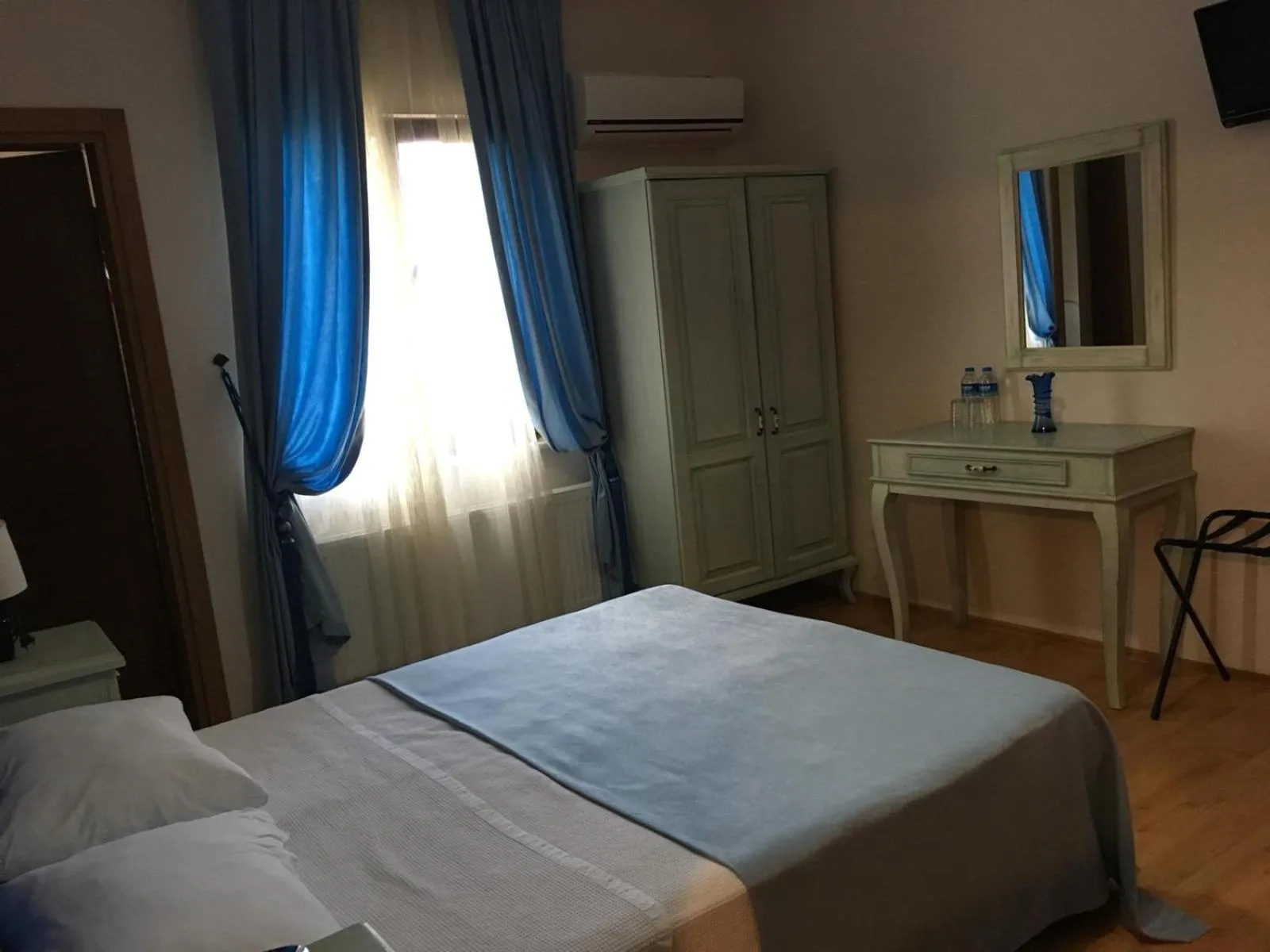 Photo of the whole room, Bed in Sapanca Dilek Konagi Hotel