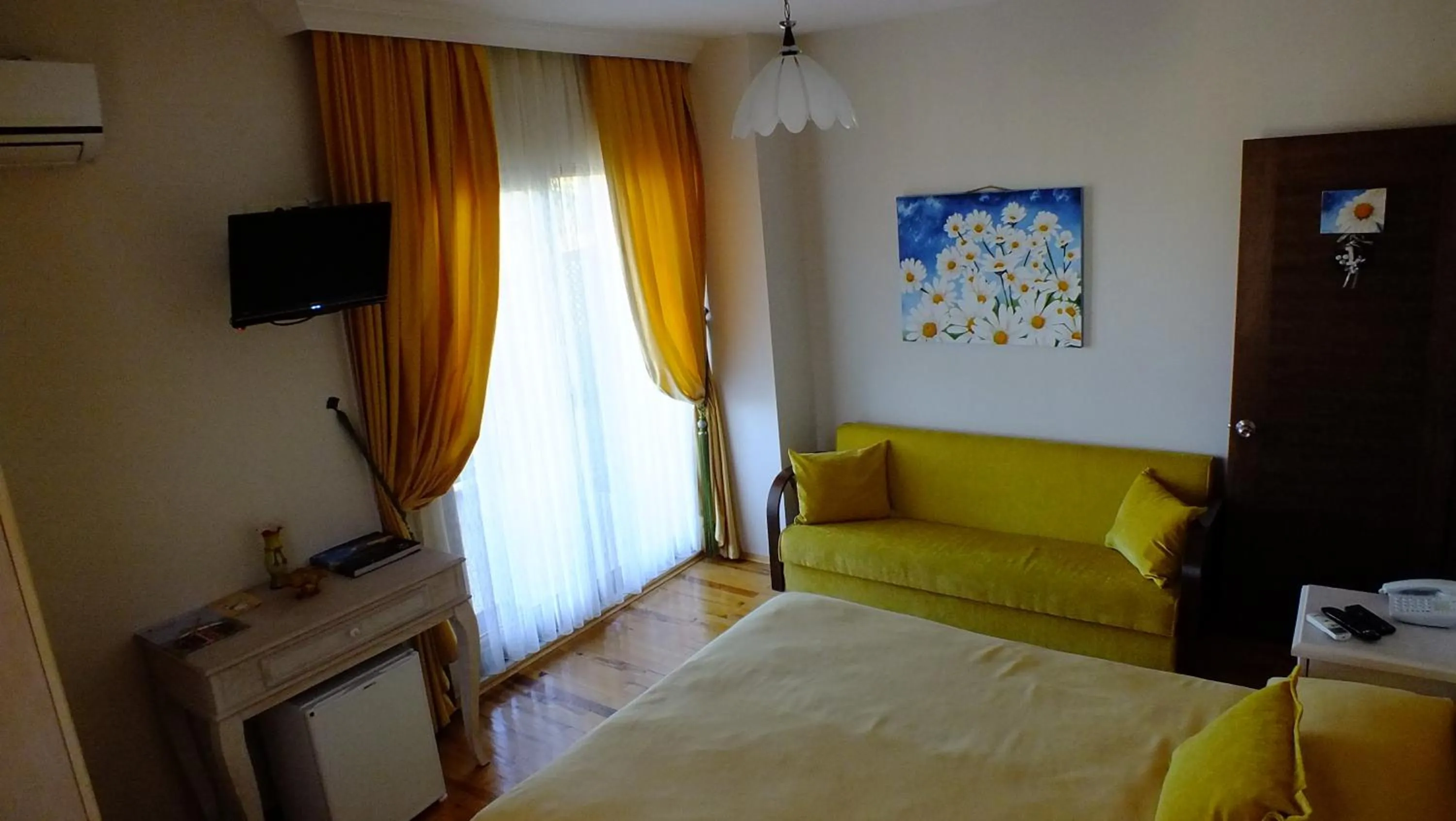 Photo of the whole room, Bed in Sapanca Dilek Konagi Hotel
