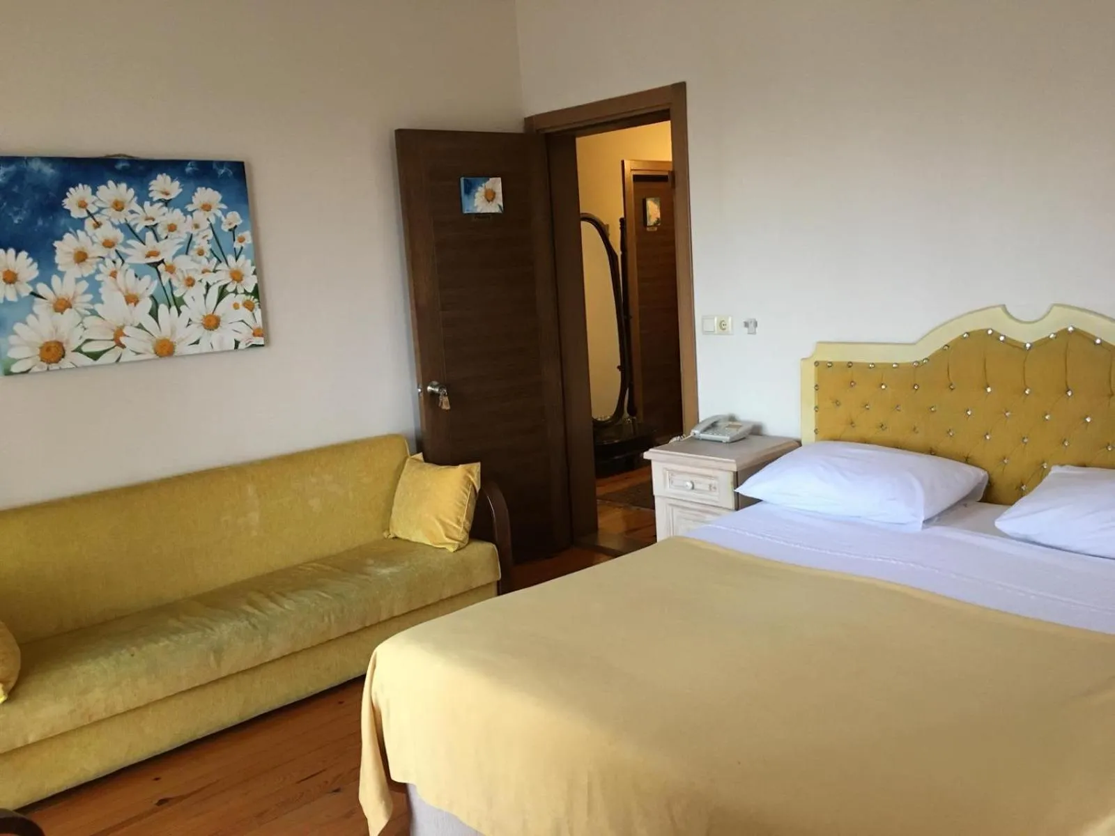 Photo of the whole room, Bed in Sapanca Dilek Konagi Hotel