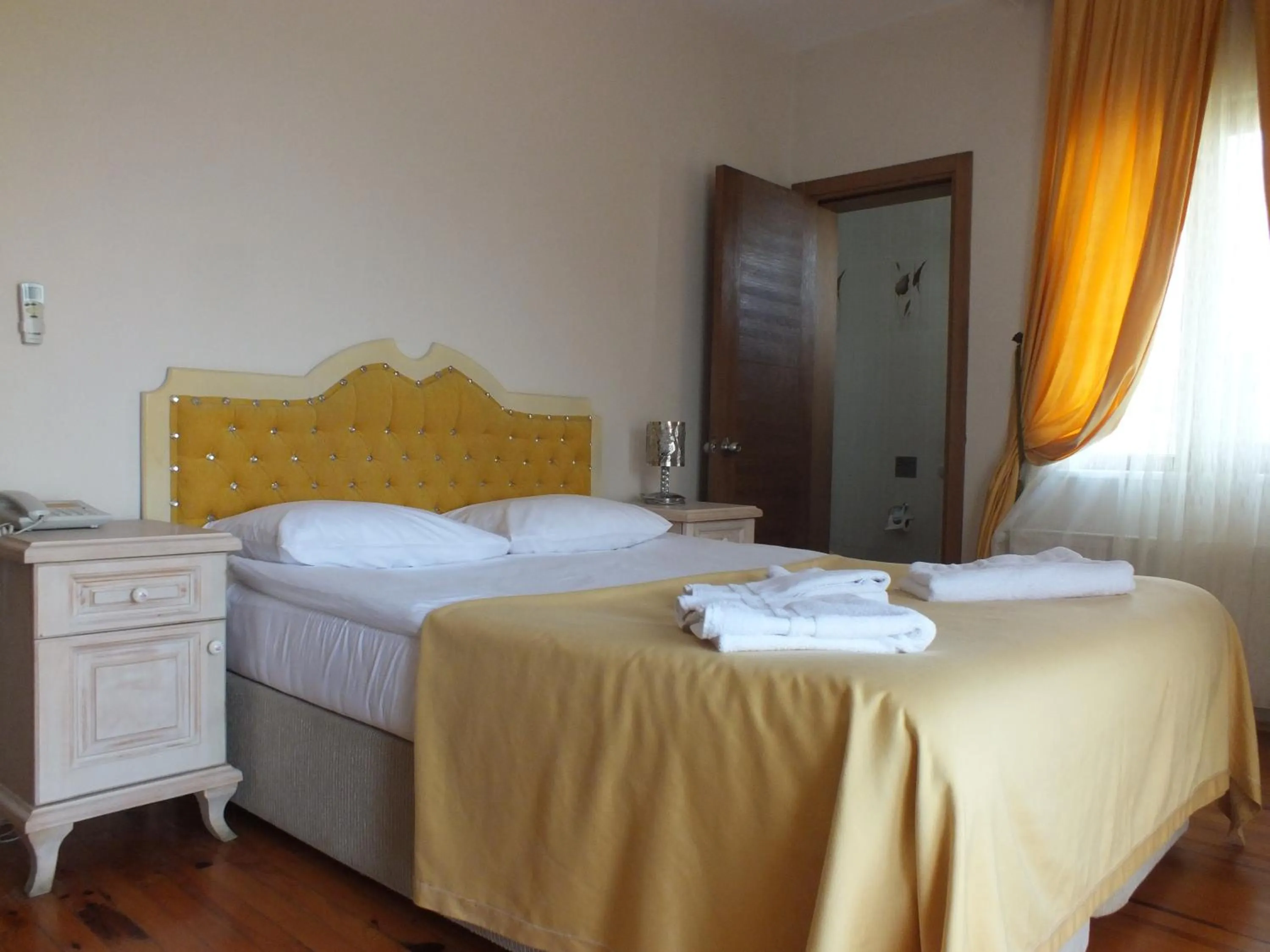 Photo of the whole room, Bed in Sapanca Dilek Konagi Hotel